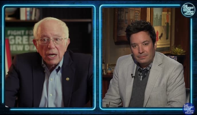美國參議員桑德斯(左)接受吉米法隆(右)訪問。(翻攝自The Tonight Show Starring Jimmy Fallon Youtube頻道)