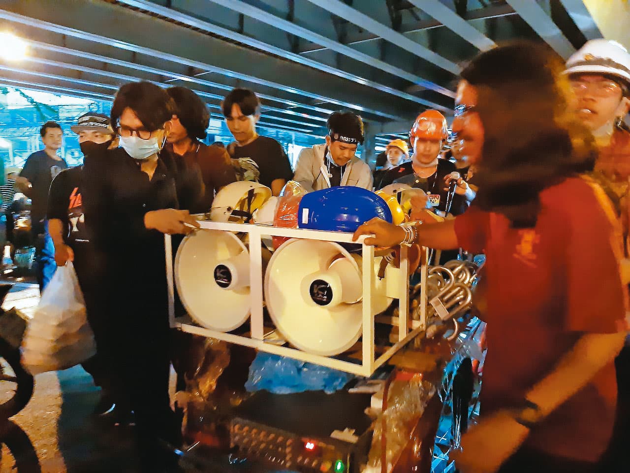 抗爭遍地開花,逐漸形成「無大台」模式。圖為志工們護送載有擴音器的3輪車。