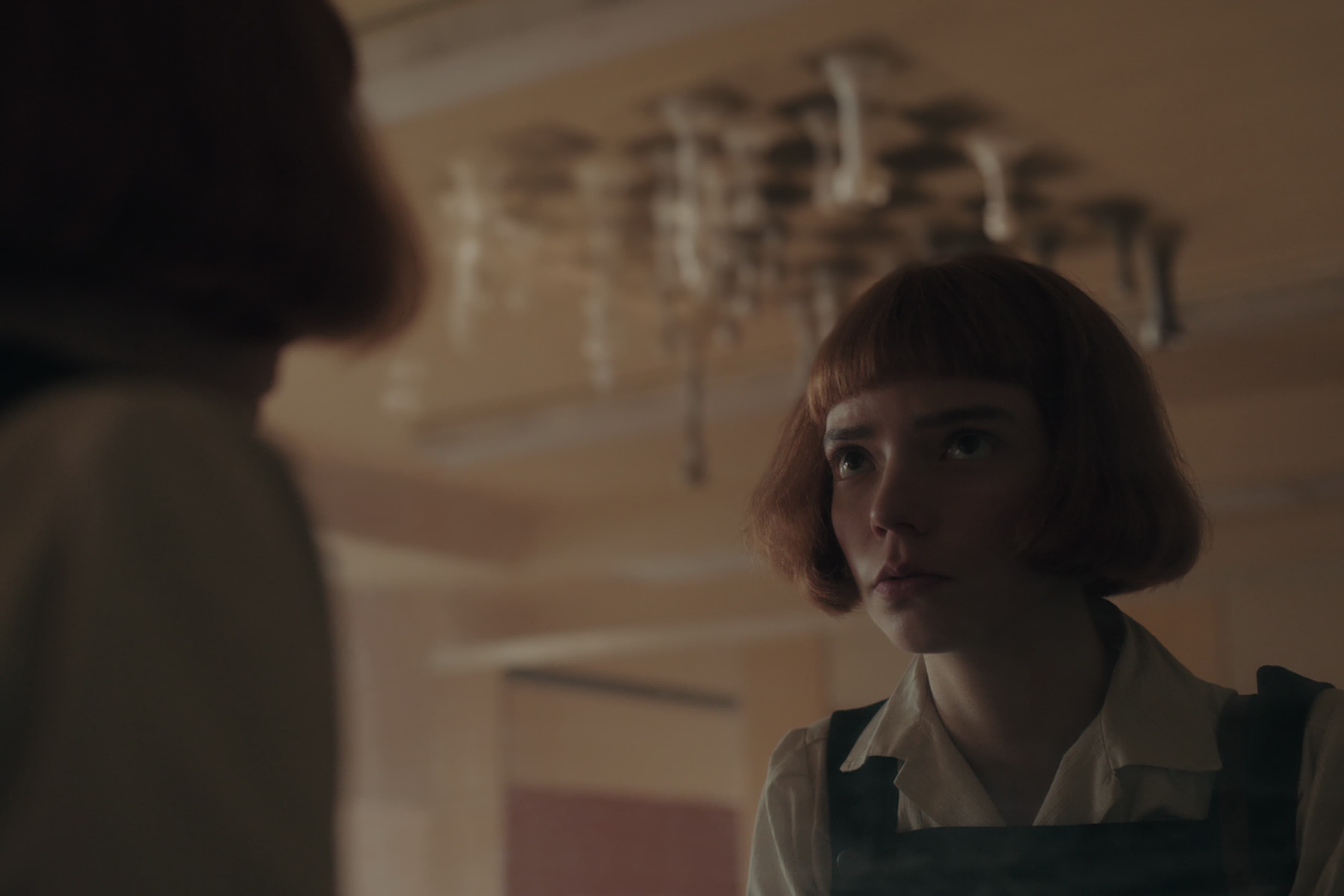 少女時期的貝絲,馬桶蓋的紅髮造型,闖蕩棋壇打出名號。(Netflix提供)