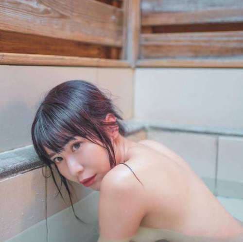 「真人版娜美」梓梓決戰「史上最難駕馭的泳裝」。(董梓甯臉書)
