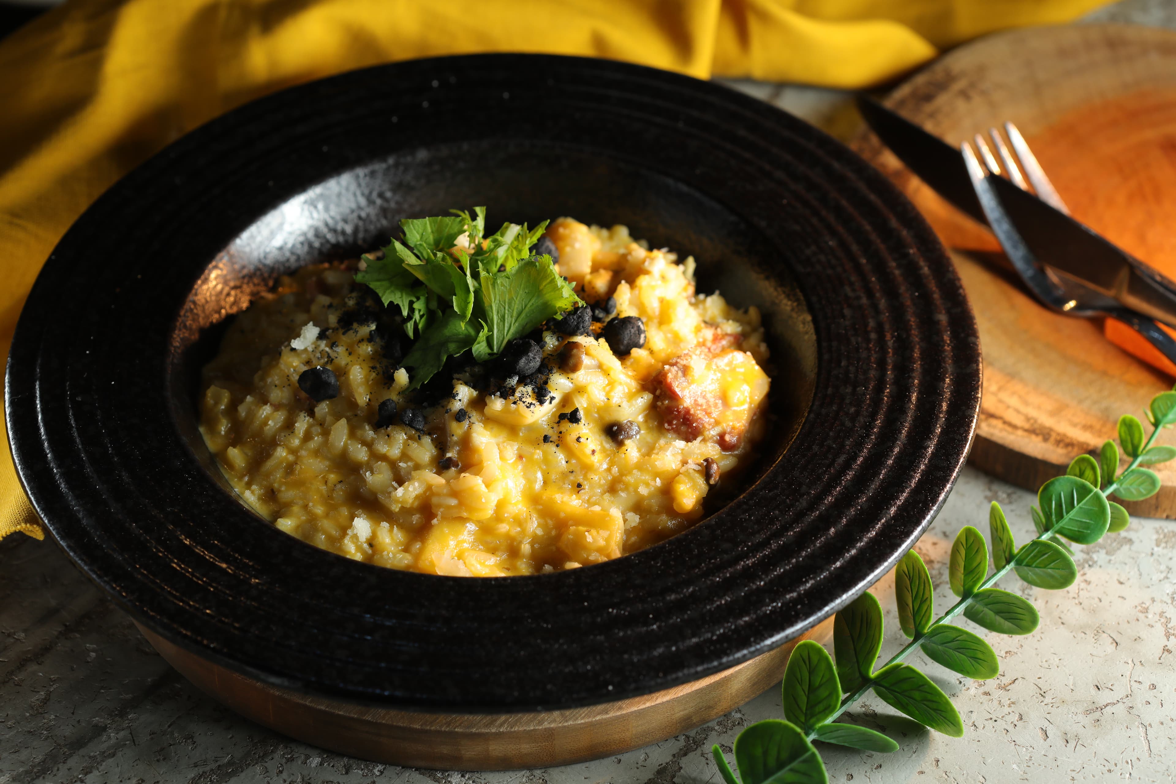 「你蘋什麼鴨燉飯」以法式焦糖蘋果蔬菜泥燉煮義大利米，鴨粒、臘腸、黑色堅果製造口感趣味。（350元／份）