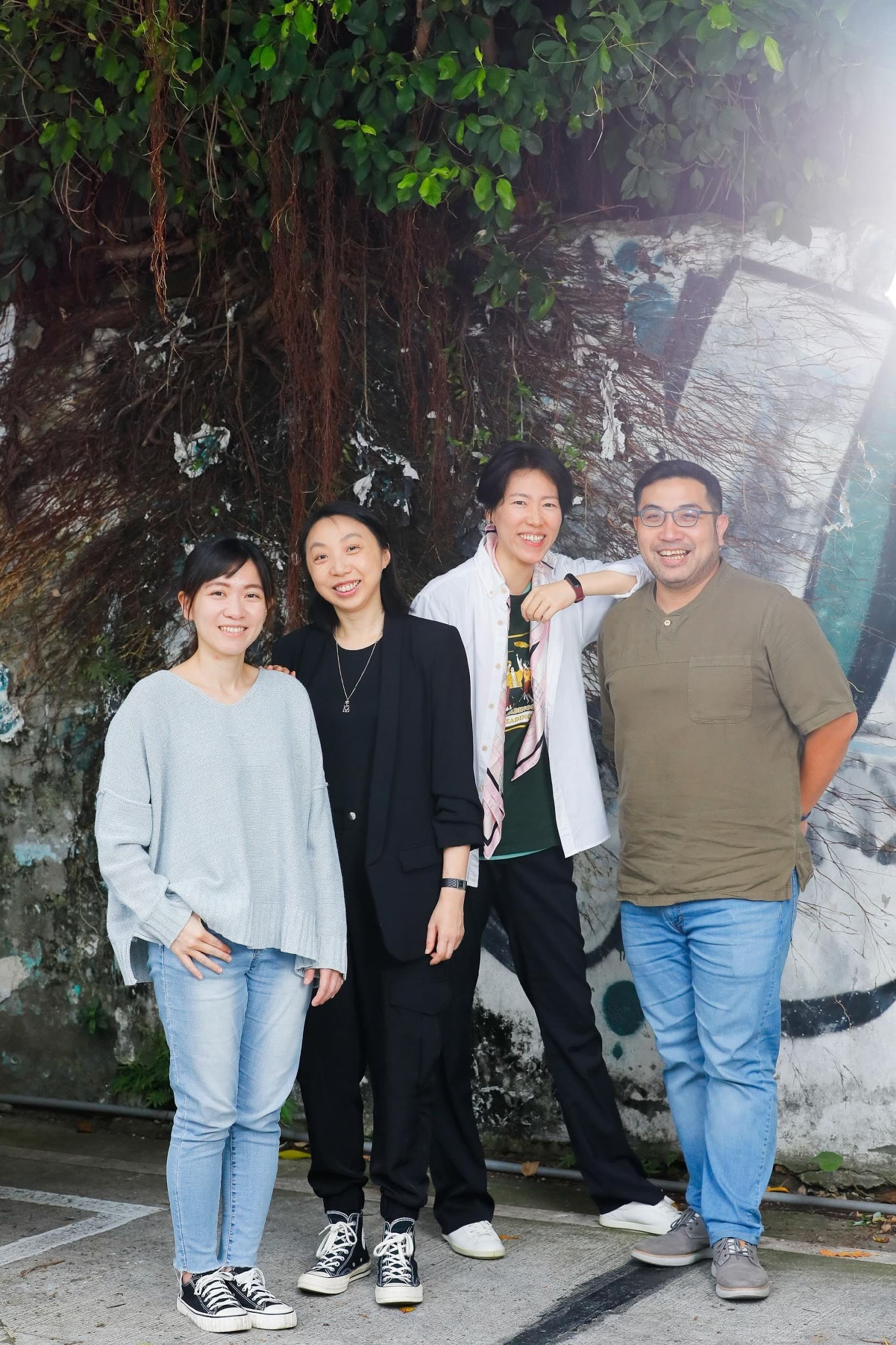 C Musical創辦人張芯慈(左起)、三和娛樂負責人葉育萍、編導劉亞菱、Vocal Asia執行長陳午明攜手將《不讀書俱樂部》音樂劇打造成網路泡麵劇。