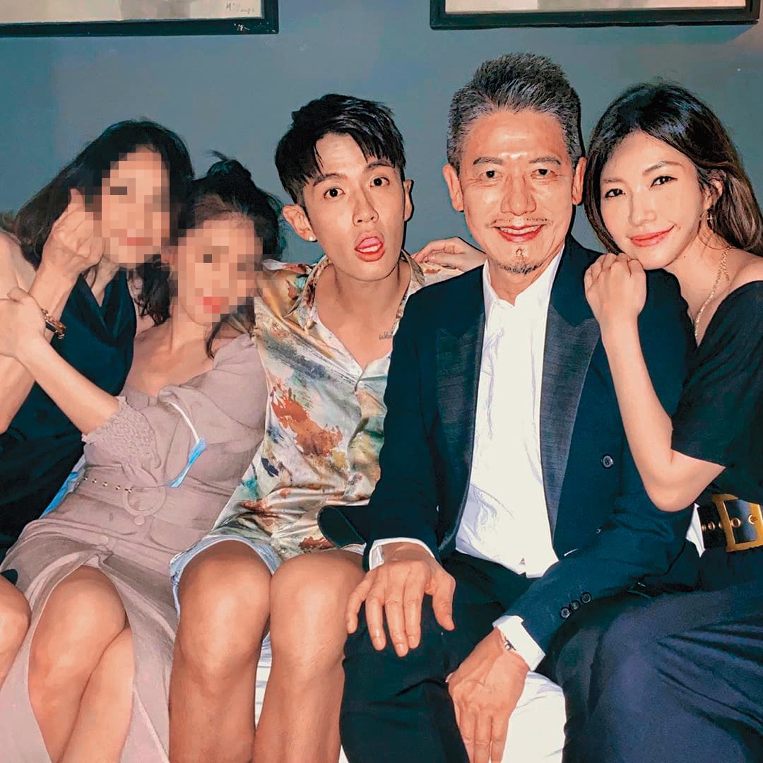 因為蘇見信的關係,WeiWei(右一)在娛樂圈可說朋友滿天下,她與柯震東(中)父子等人交情亦不淺。(翻攝自WeiWei IG)