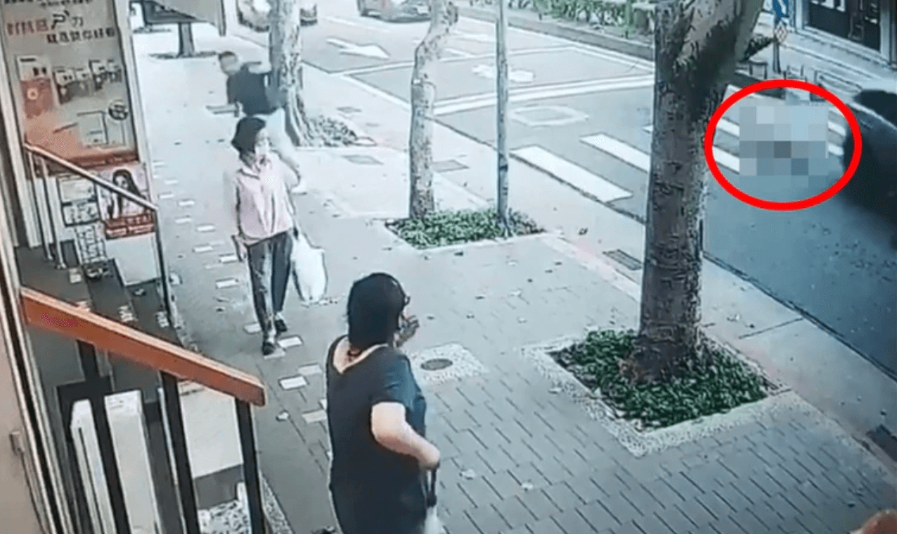 王男為躲避查緝,闖紅燈衝過馬路,被分隔島絆倒後隨即被車輾過。(松山分局提供)