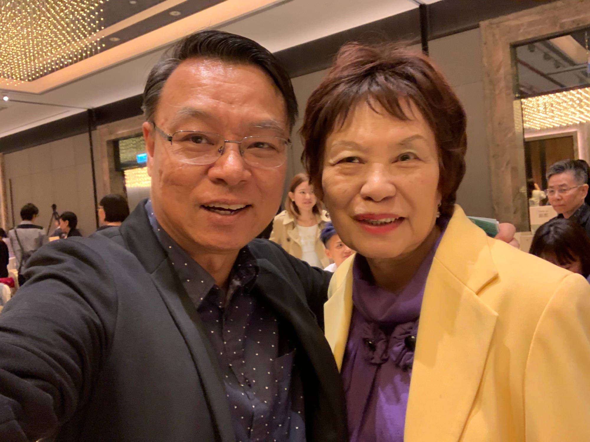 導演李力持也在微博留言,希望大家為余慕蓮集氣,還放上多張跟余慕蓮的合照,祝她早日康復!(李力持微博)