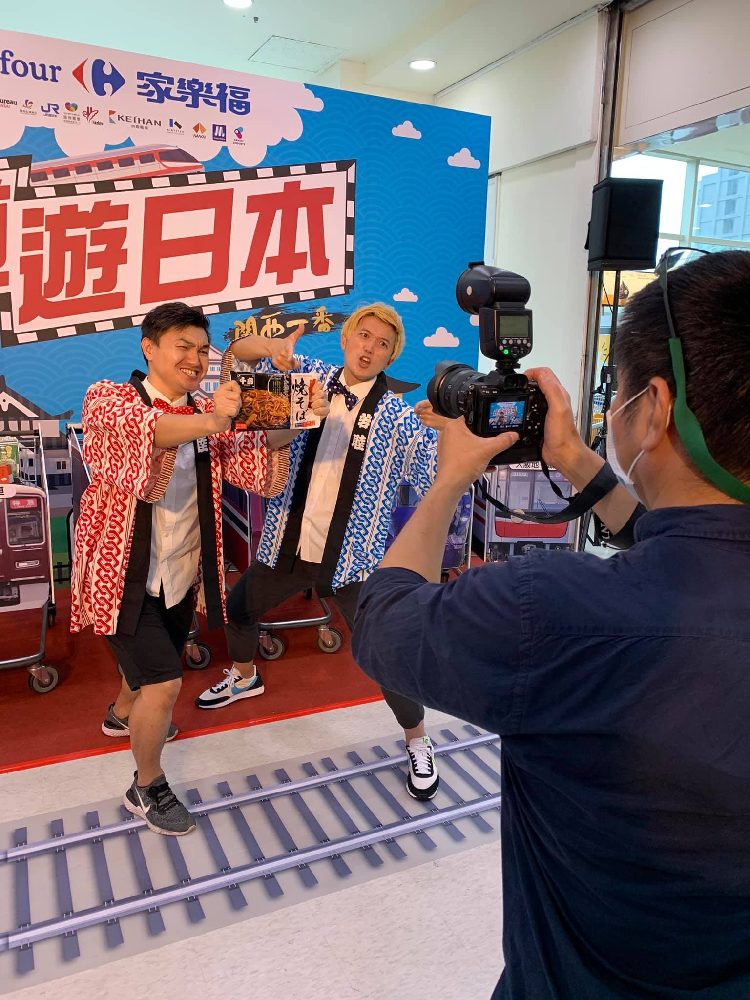 來自日本的諧星雙人組「漫才少爺」接下大賣場商品展活動,推銷商品也推廣日本觀光。(翻攝自漫才少爺官方Facebook)