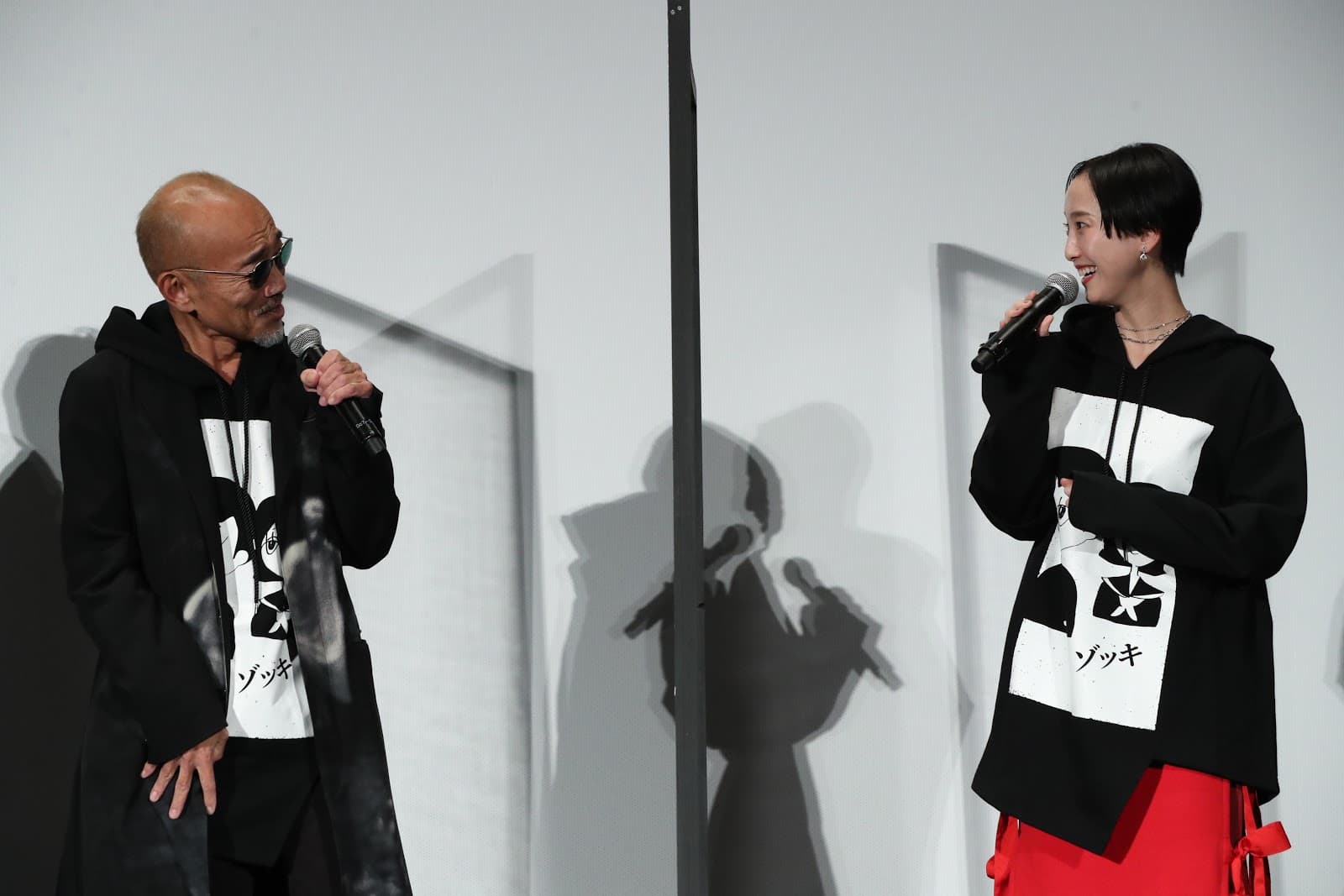 竹中直人（左）被松田玲奈的美貌和神祕氛圍給吸引，主動邀她演出《反正我就廢》。（2020 TIFF提供）