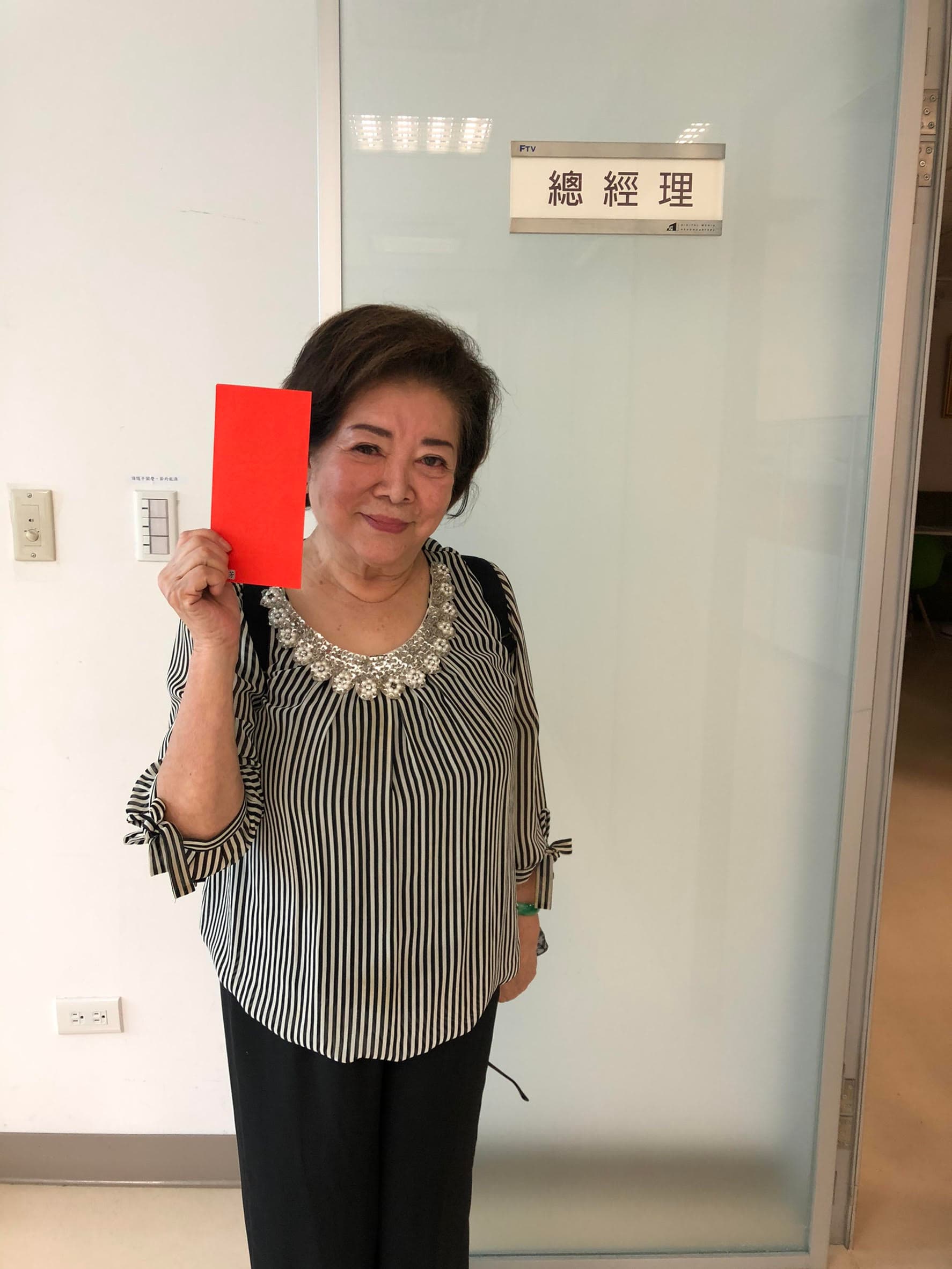 陳淑芳回民視發紅包。(民視提供)