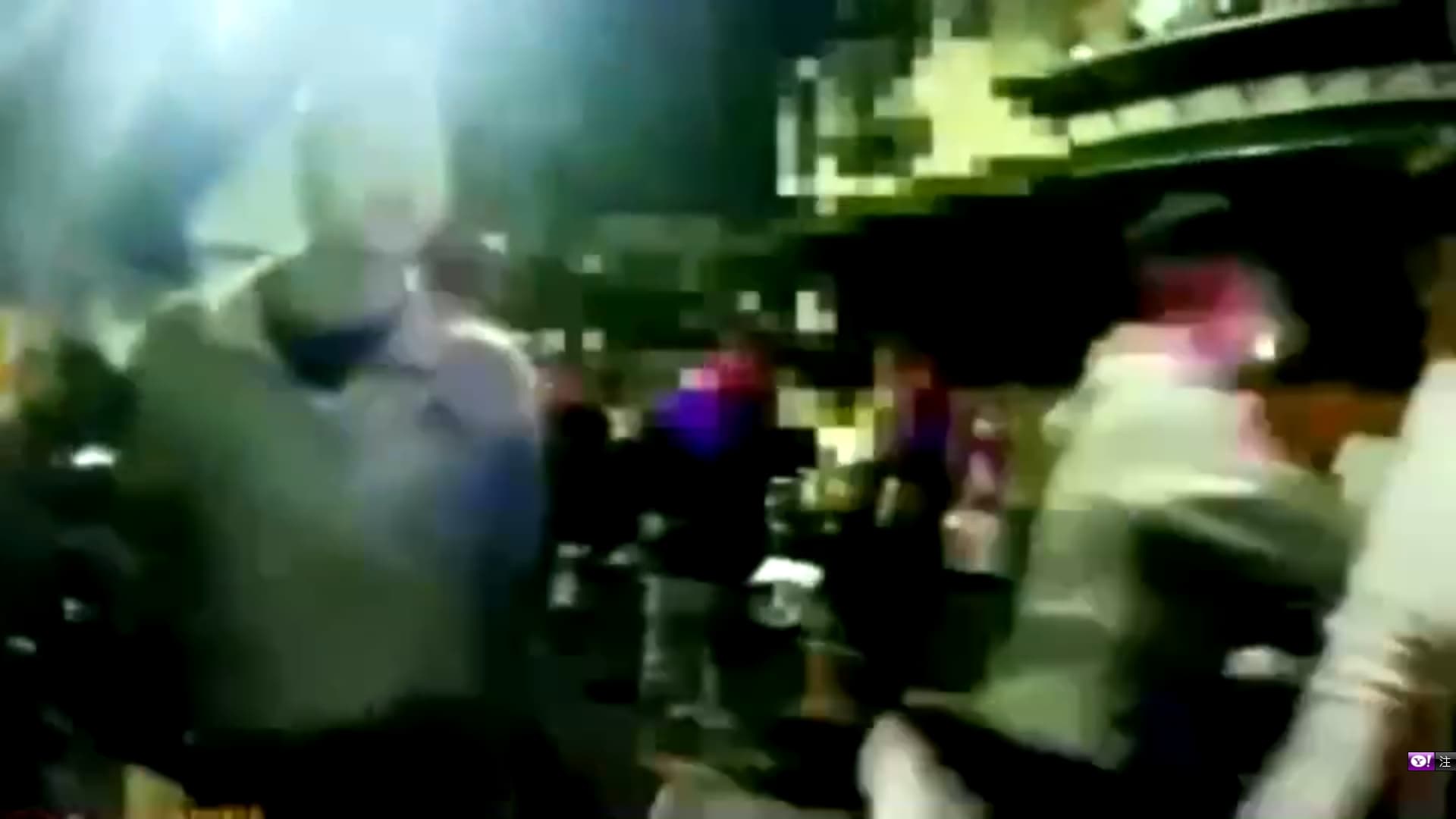 互看不順眼的木工吳男與水果行員工邱男持甩棍互毆。(警方提供)
