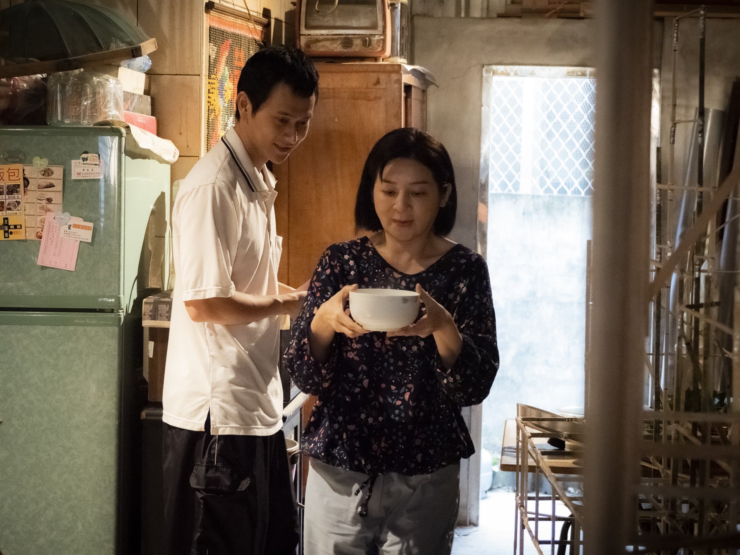 王彩樺(右)可以從「台灣濱崎步」秒變溫柔婉約的婦女,與劉冠廷飾演的閉結在婚姻介紹所相親結識。(甲上)