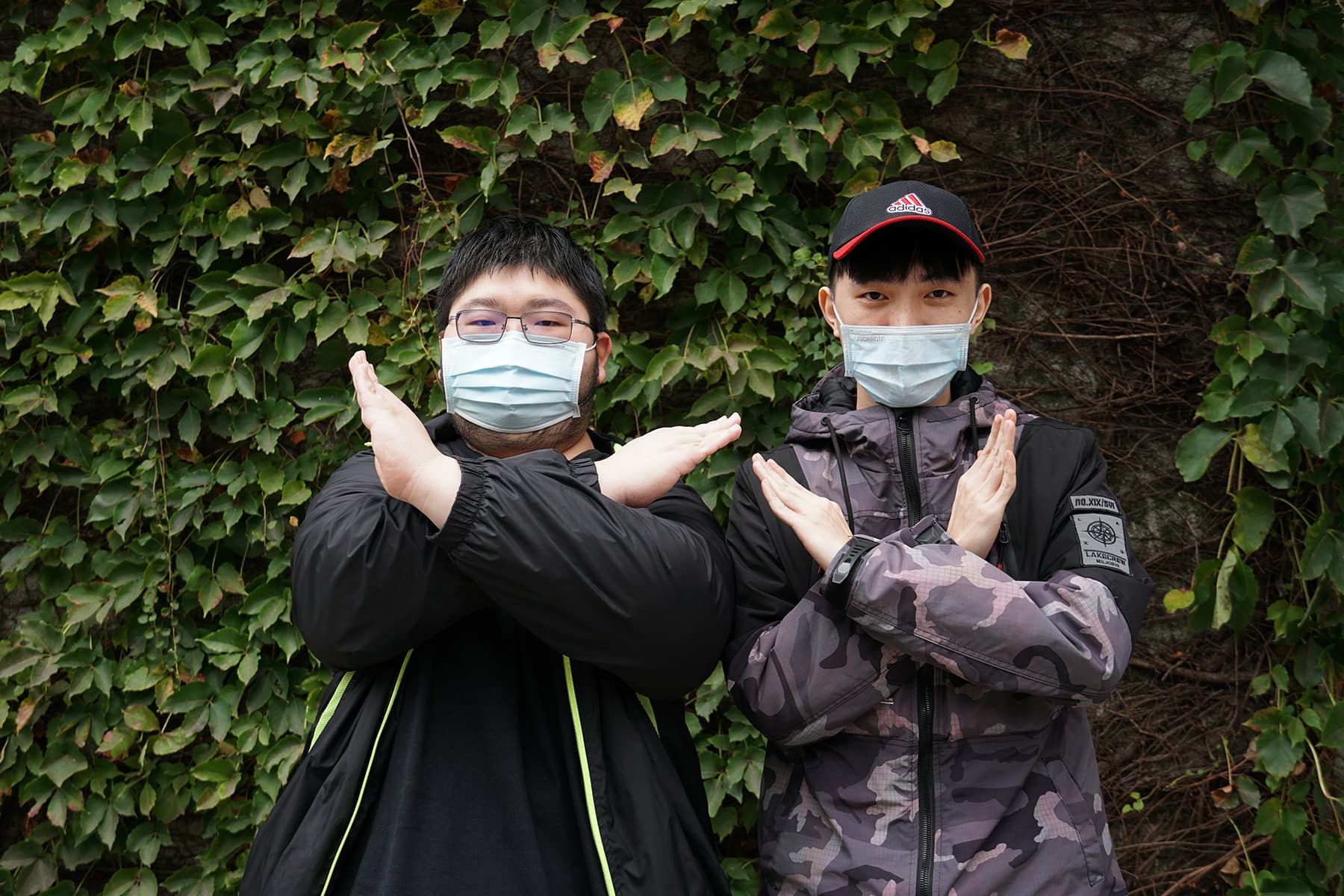 搶得頭香的張先生(左)、第二名的黃先生(右),都是Xbox主機的死忠玩家;張先生從開始排隊到明日凌晨拿到主機,約耗時28小時。