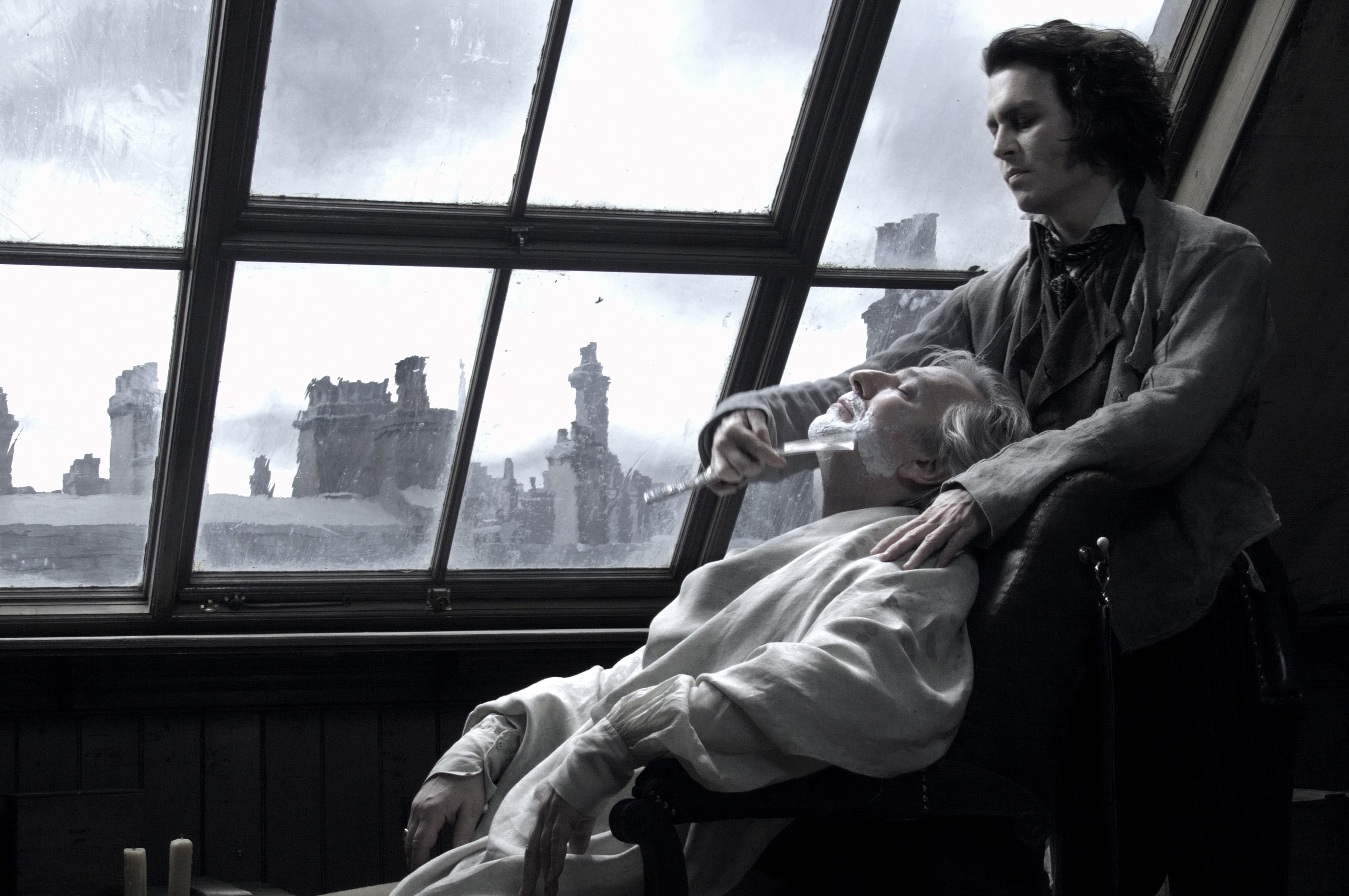 強尼戴普2007年的舊作《瘋狂理髮師》將重新上映，電影氣氛詭異陰沉，充滿割喉血腥。（聯影）