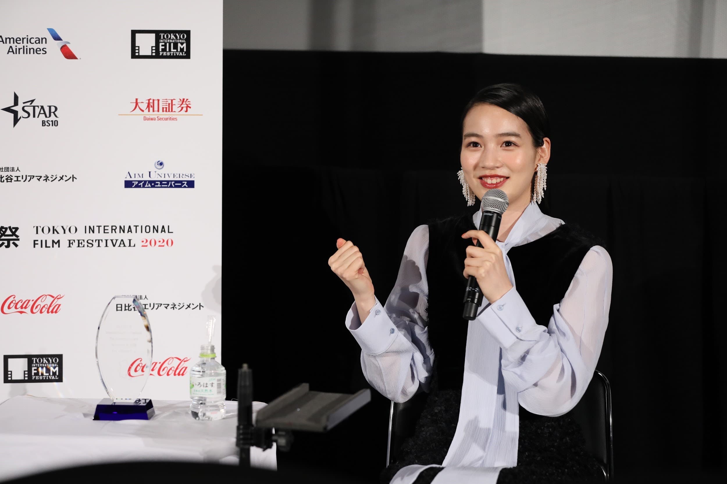 NON(右)和《Hold住我》導演大九明子昨出席東京國際影展閉幕典禮,接下觀眾獎獎座。(2020 TIFF提供)