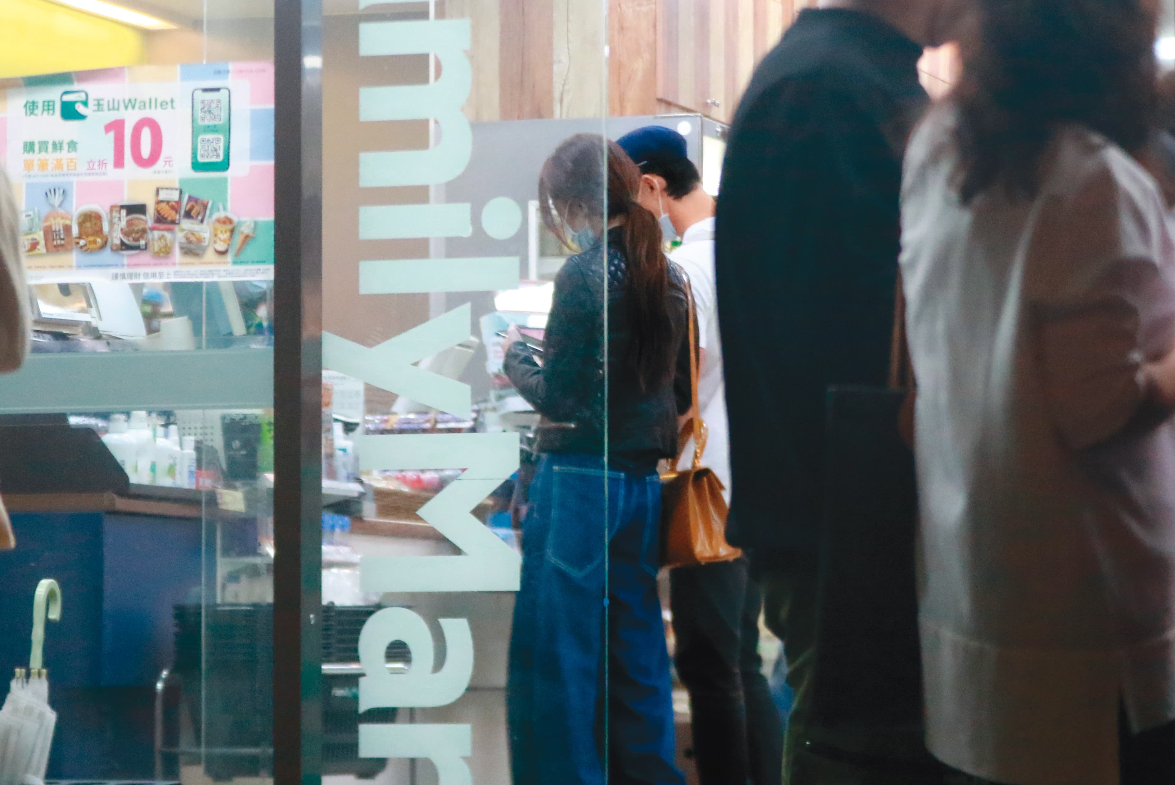 11月5日22：49，吳慷仁（後）與邵雨薇（前）在便利商店依偎購物，看上去很登對。