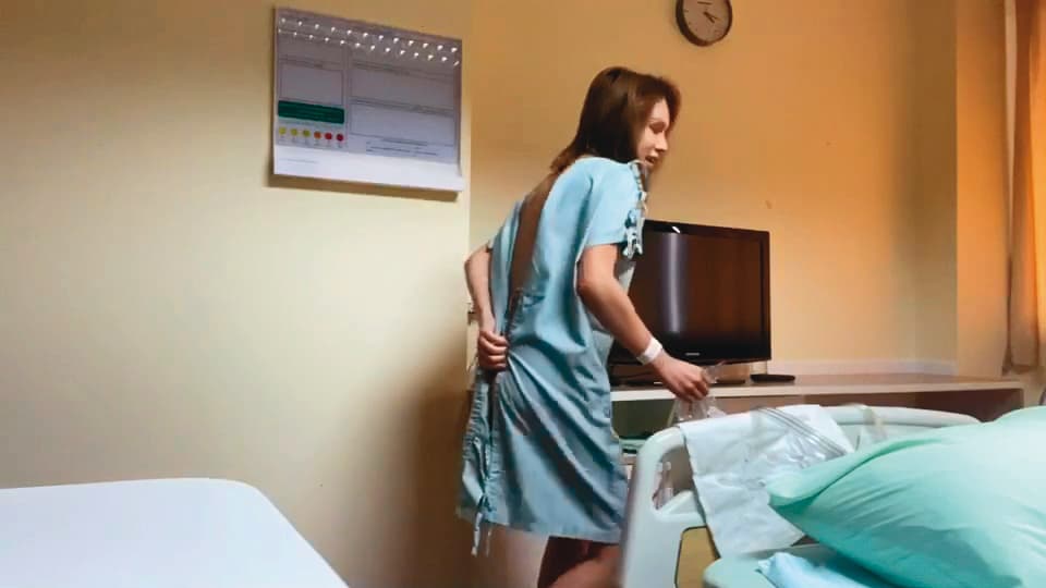 手術完成後,小A辣躺床7天,終於可以下床走動,手上還拿著尿袋。(小A辣提供)