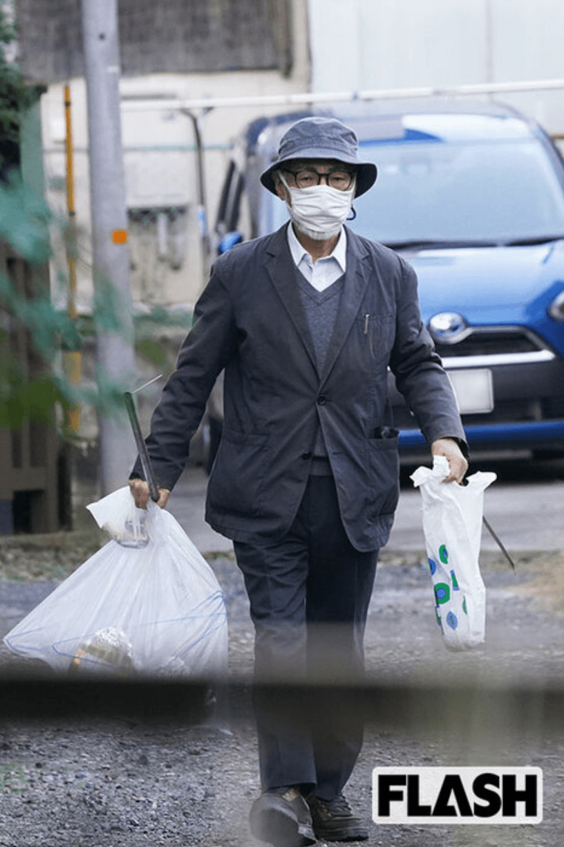宮崎駿月初在住處附近撿垃圾,表示並沒有看過《鬼滅》。(翻攝自FLASH週刊)