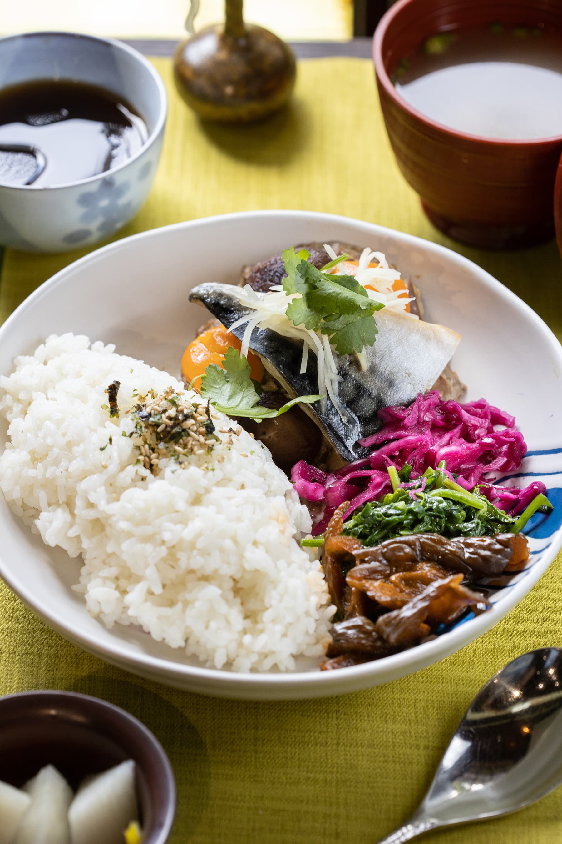 加入鯖魚一夜干的「豊賀鯖魚瓜仔肉餅」，有滷肉的香濃與一夜干的鹹 鮮。（350元／套） 