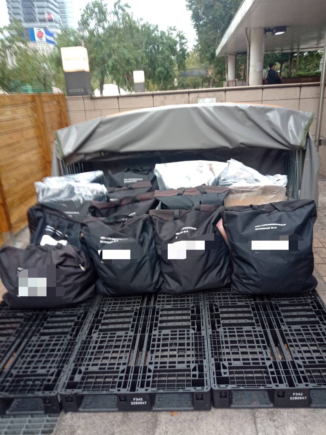 北市社會局發給街友一人一個黑色置物袋，盼集中管理改善台北車站周圍環境。（北市社會局提供）