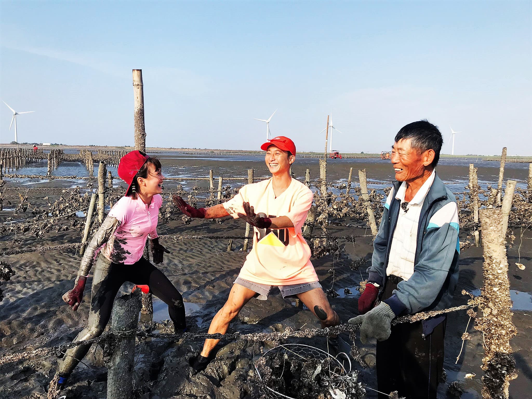浩子彰化海邊採蚵,還不忘開80歲採蚵阿公黃色笑話。(圖/民視提供)
