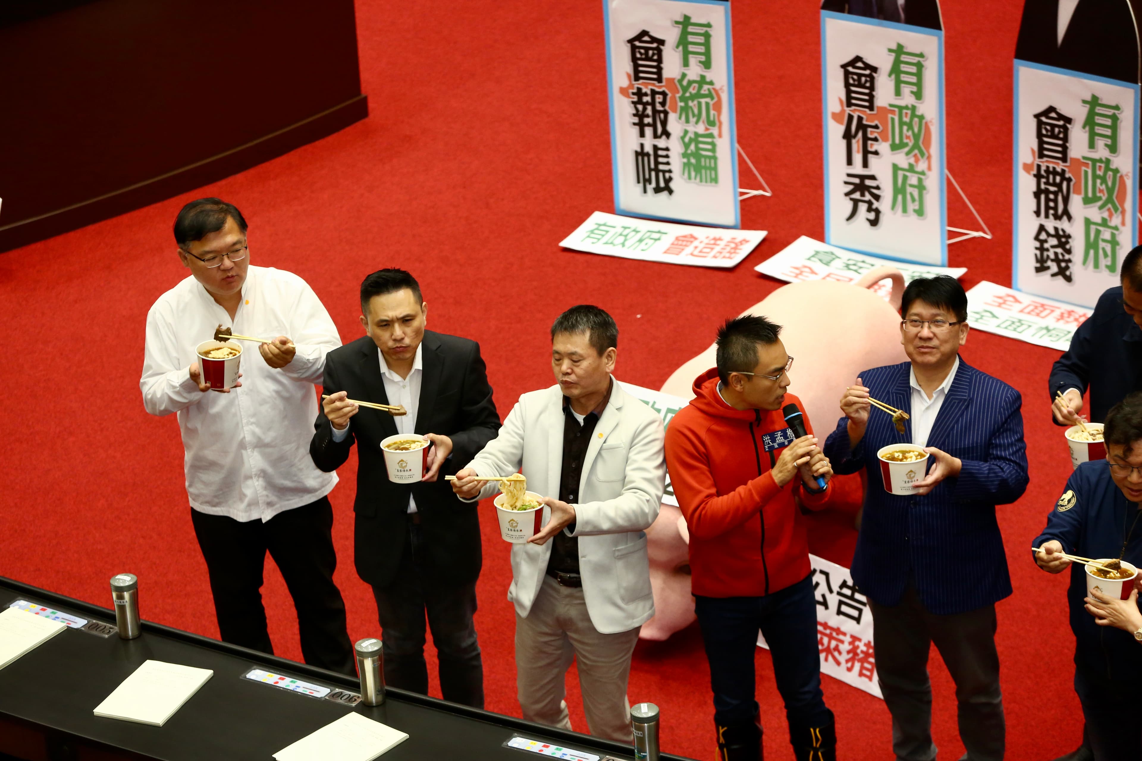 國民黨團總召林為洲中午在議場內與黨籍立委一同享用冠軍牛肉麵。