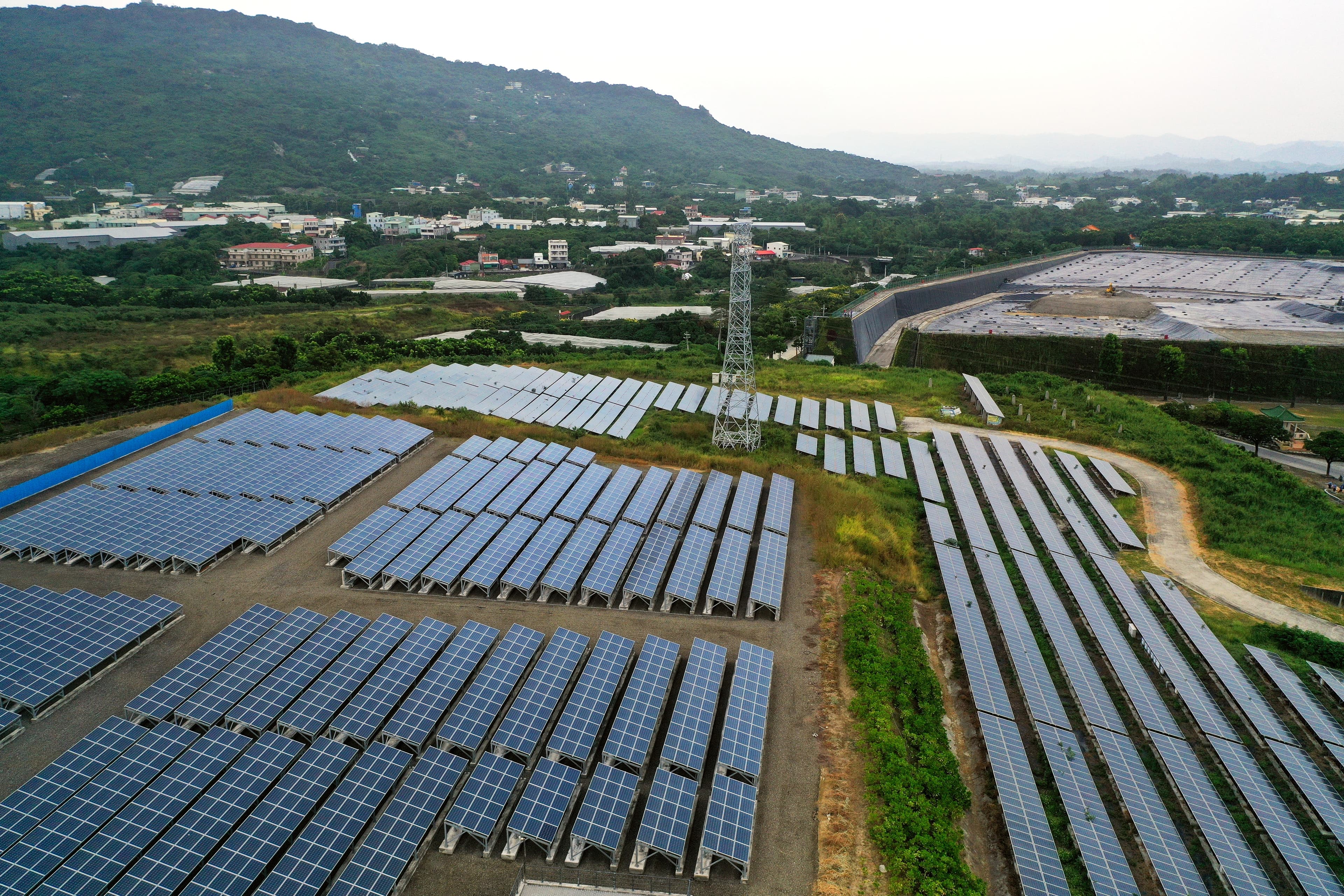過去楊慶祥開發掩埋場，填滿了一座、覆蓋上太陽能板發電後，再找下一座開發，楊永發接任可寧衛總經理後，則改朝循環經濟園區模式推動。