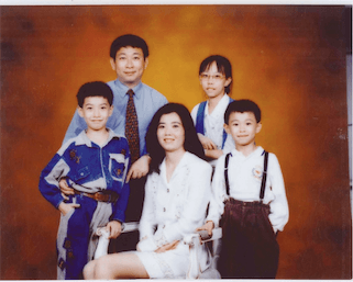 楊慶祥(後左)育有2子1女,楊永發(前右)是最小的兒子。(楊永發提供)