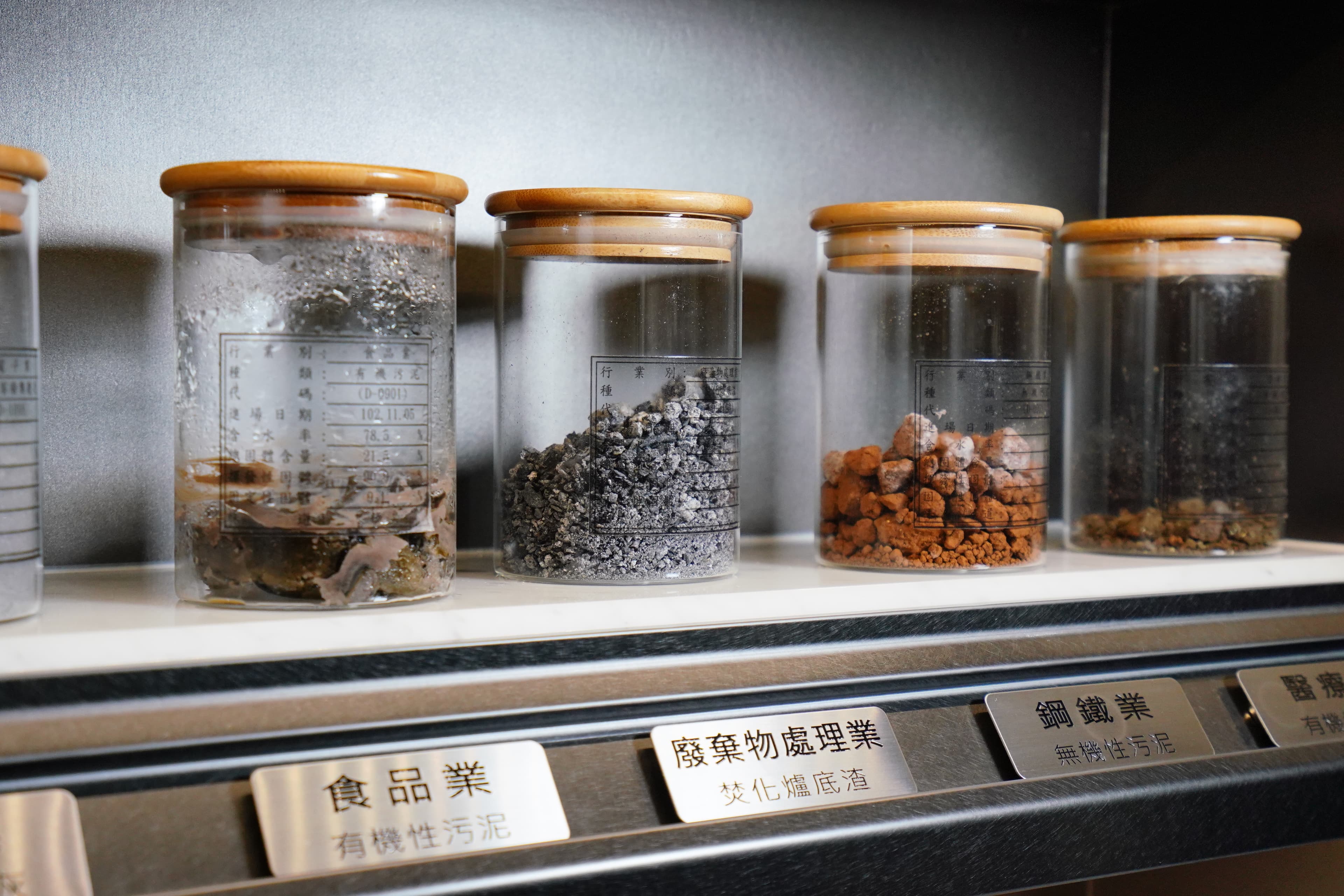 可寧衛為台灣最大的廢棄物處理集團，處理項目包括焚化爐飛灰、面板業集塵灰、鋼鐵，以及皮革業汙泥等重金屬有害事業廢棄物，以及一般家庭無害事業廢棄物的清運、處理與最終處置。