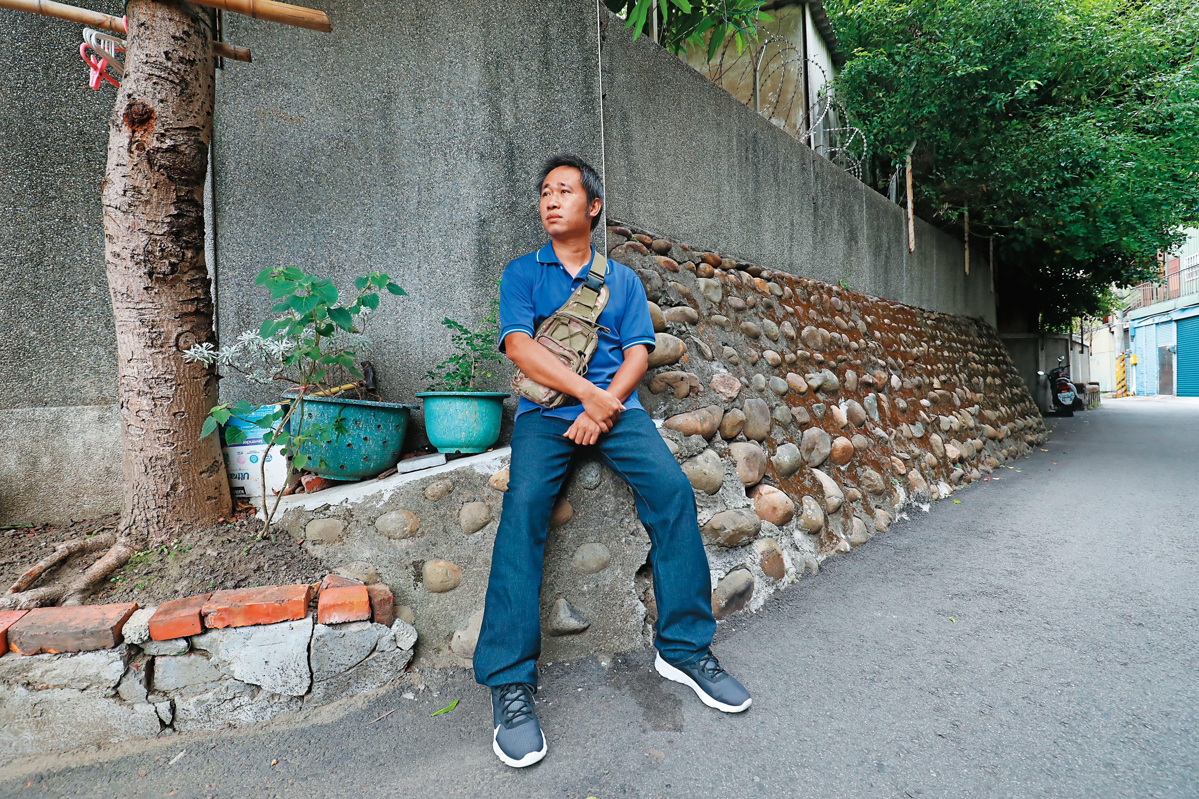 40年後,周子飛和我們一同回到新竹張雄家的舊址。如今原址改建,有了新的居民入住,只剩當年門口正對的那堵石牆沒有太大變化。