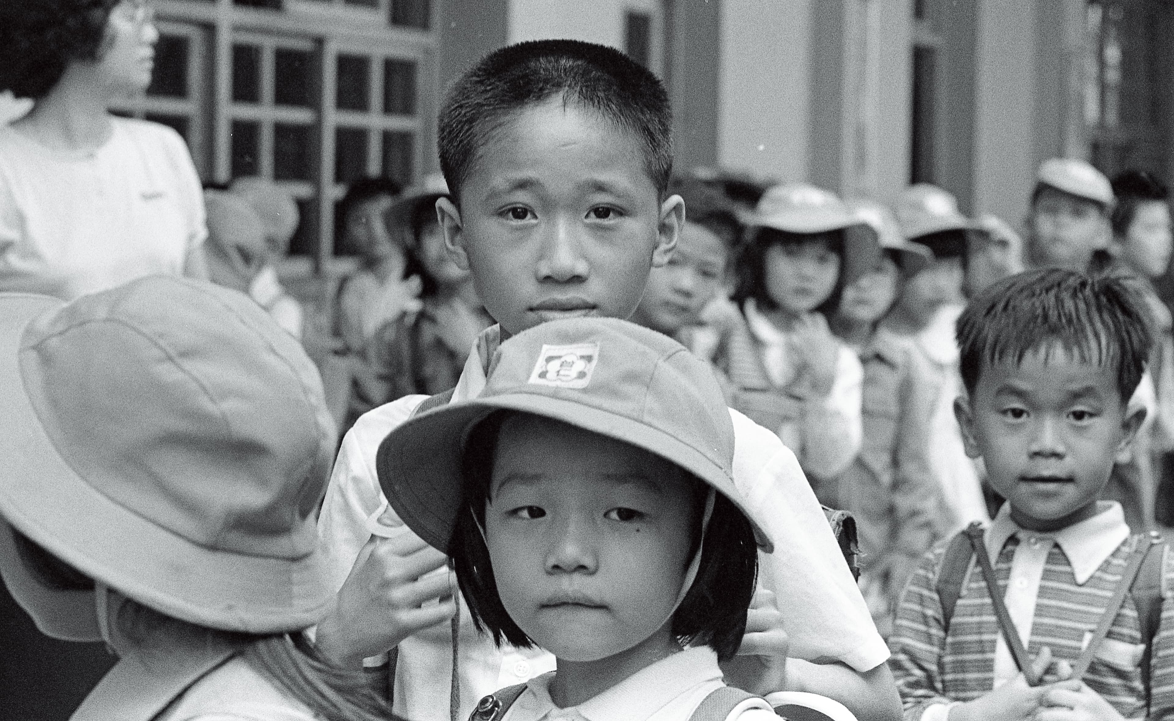 周子飛就讀普仁國小時期,他比同班同學年長2歲。右1為周子飛國小同班同學劉吉榮。(蔡明德攝)