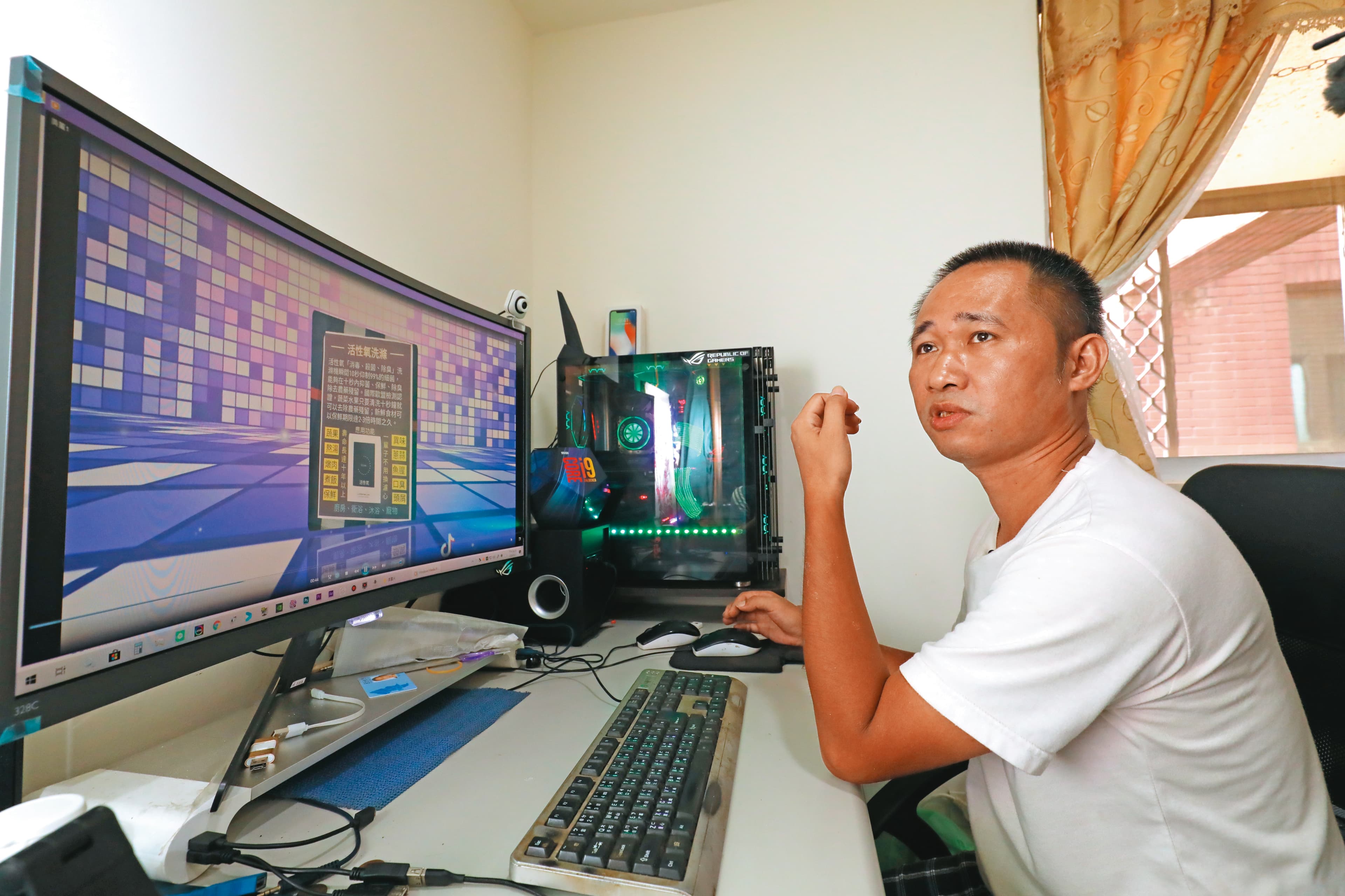 周子飛國中開始上網咖,擅長打線上遊戲,如今也常協助親友製作、剪輯影片。圖為他十分寶貝的電腦主機。
