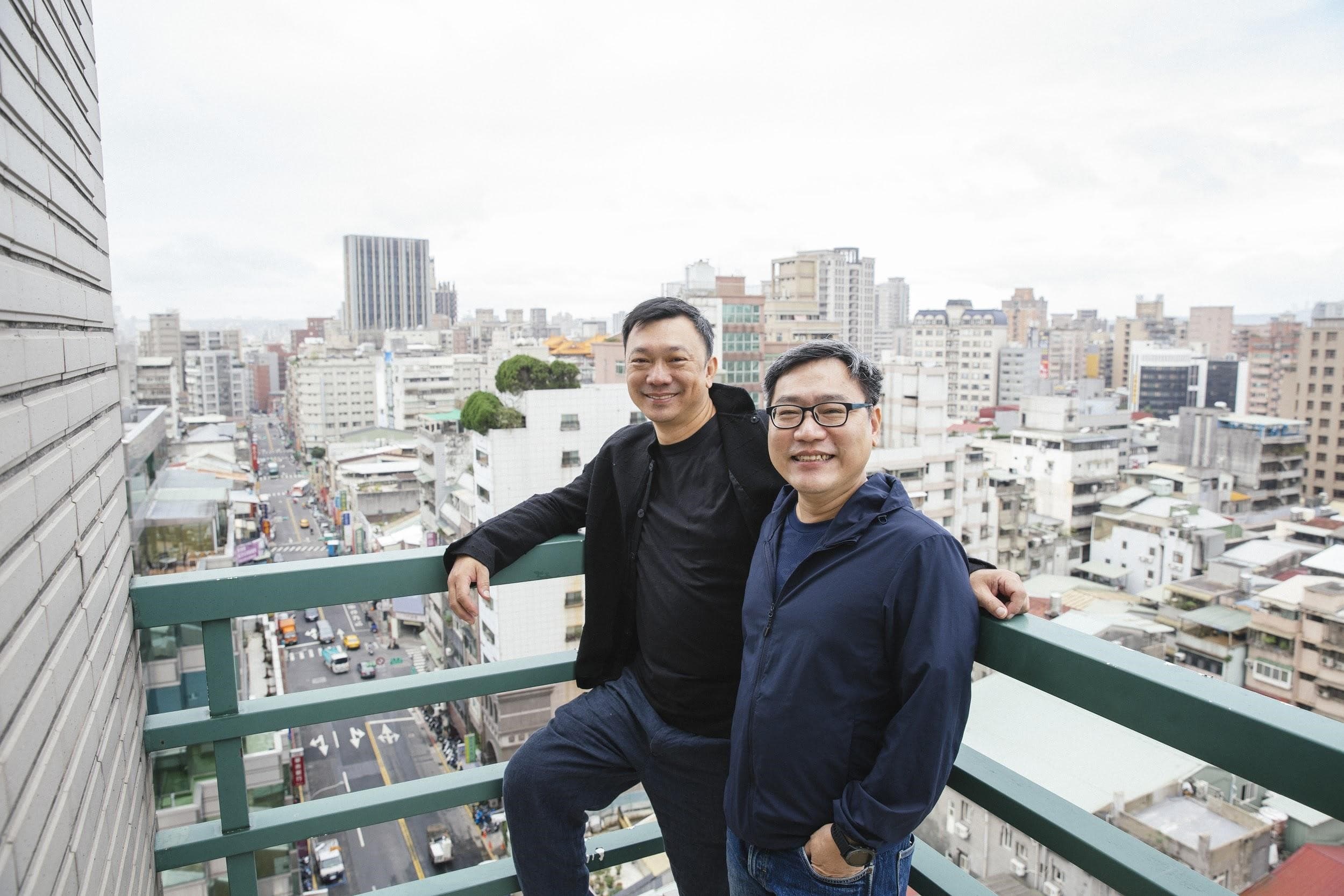 導演黃信堯(左)與剪接師賴秀雄(右)合作《同學麥娜絲》,賴秀雄也在片中掌握情感節奏,呈現老同學哈拉打屁間綿密的友情。
