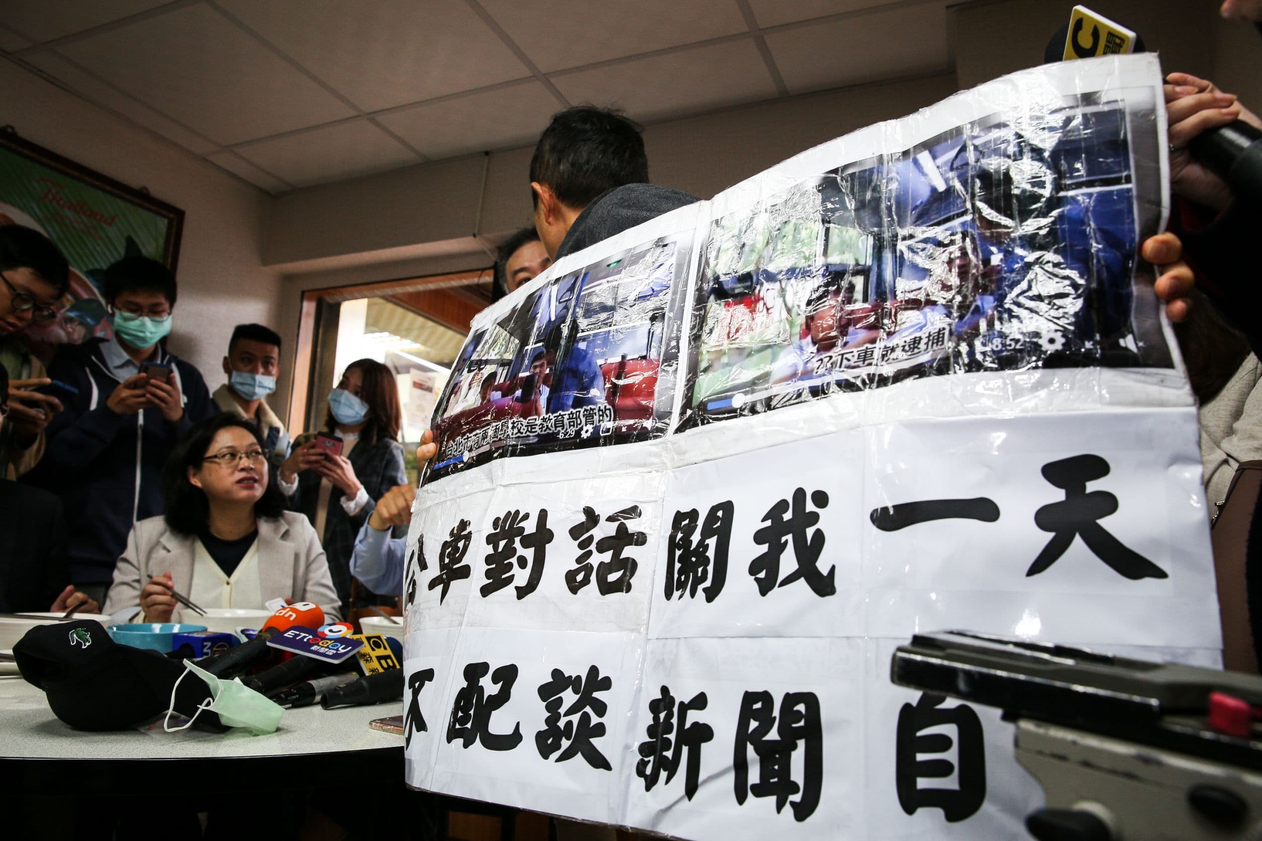 柯文哲吃麵一陣子後,台灣國辦公室主任陳峻涵拿著大字報衝上前抗議。