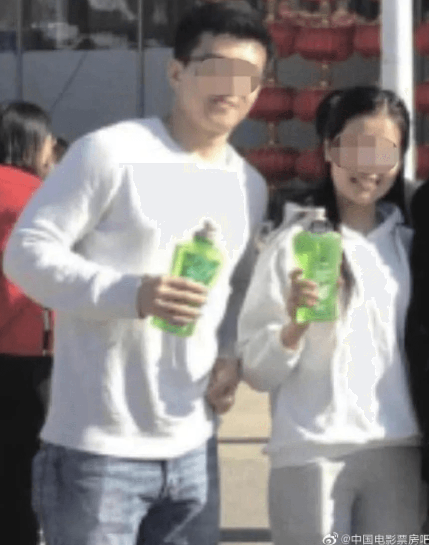 清純教師驚爆偷吃醜聞,丈夫無法相信可愛的妻子會是這種人。(翻攝自微博)