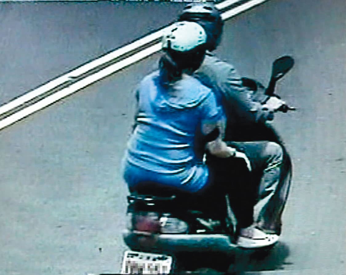 警方調閱監視器,發現凶手騎車載被害人上山的畫面。(翻攝畫面)
