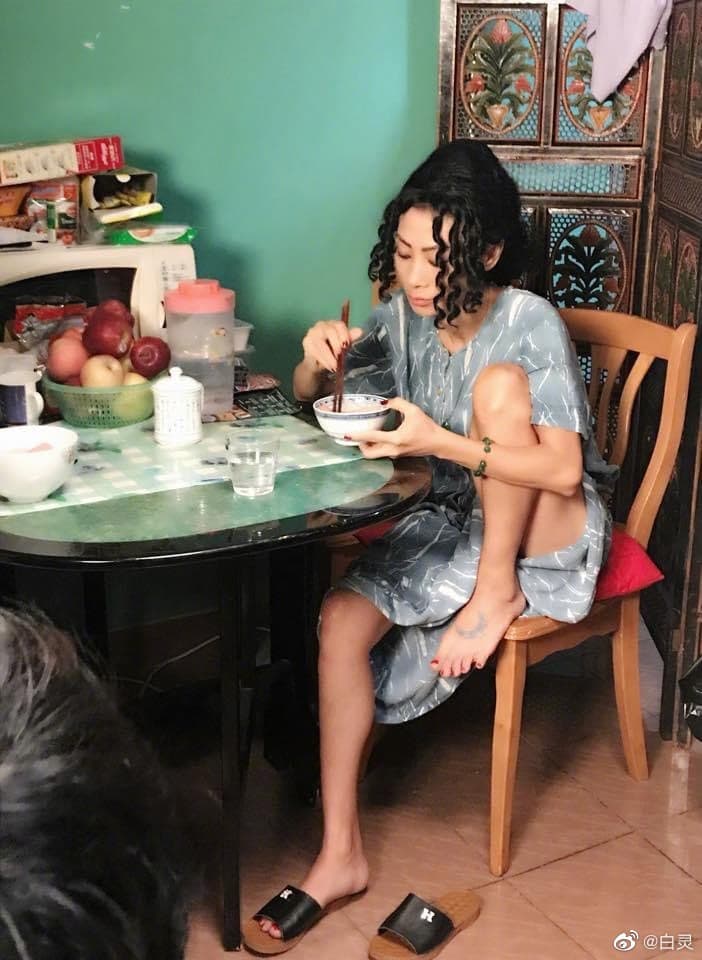 再度與陳果合作，白靈又回到《餃子》裡「媚姨」的狀態，與她在好萊塢的形象相差甚遠。（翻攝自白靈微博）