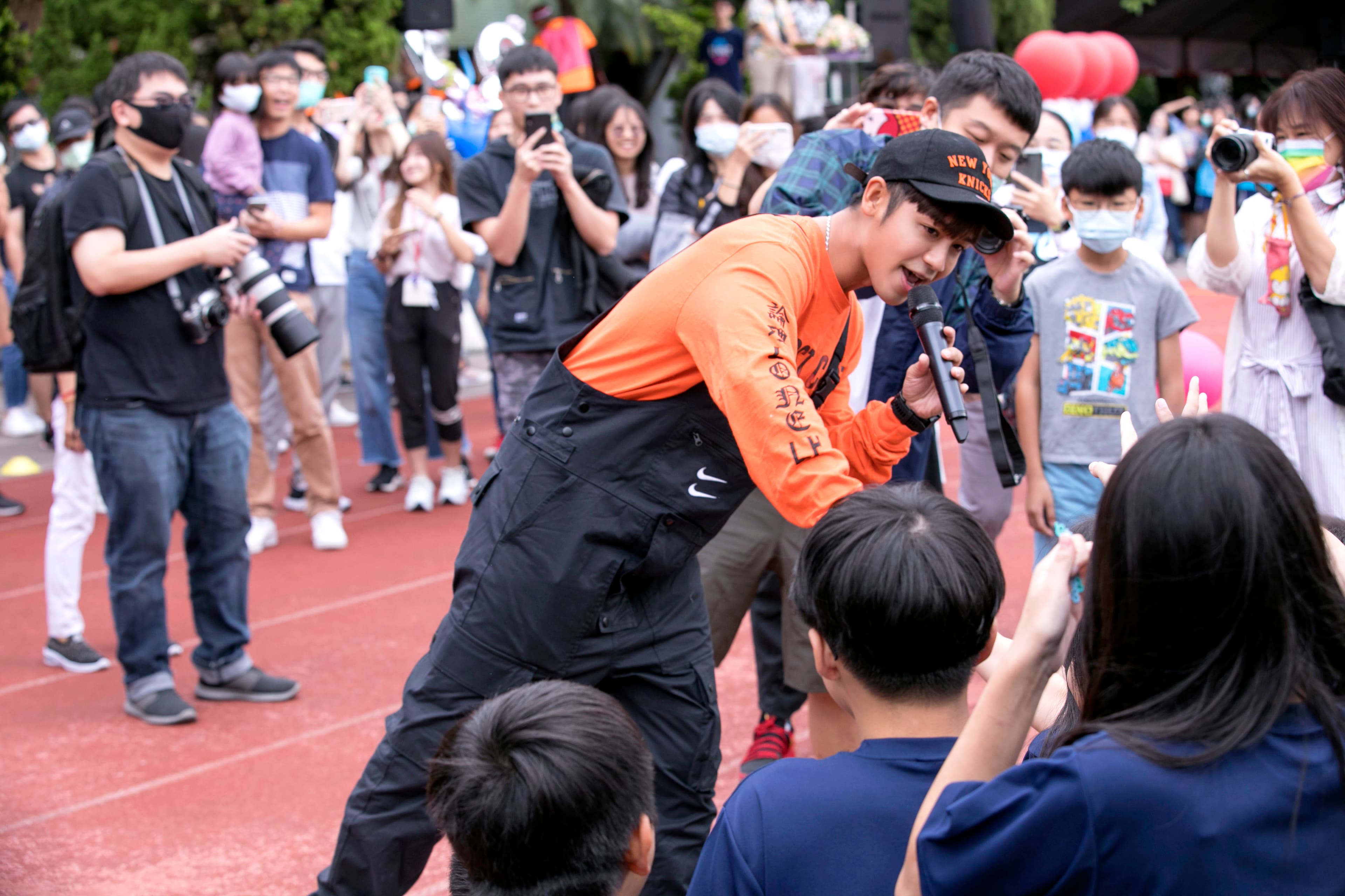 日前鼓鼓回到母校仁愛國中表演,受到同學熱烈歡迎。(相信音樂提供)