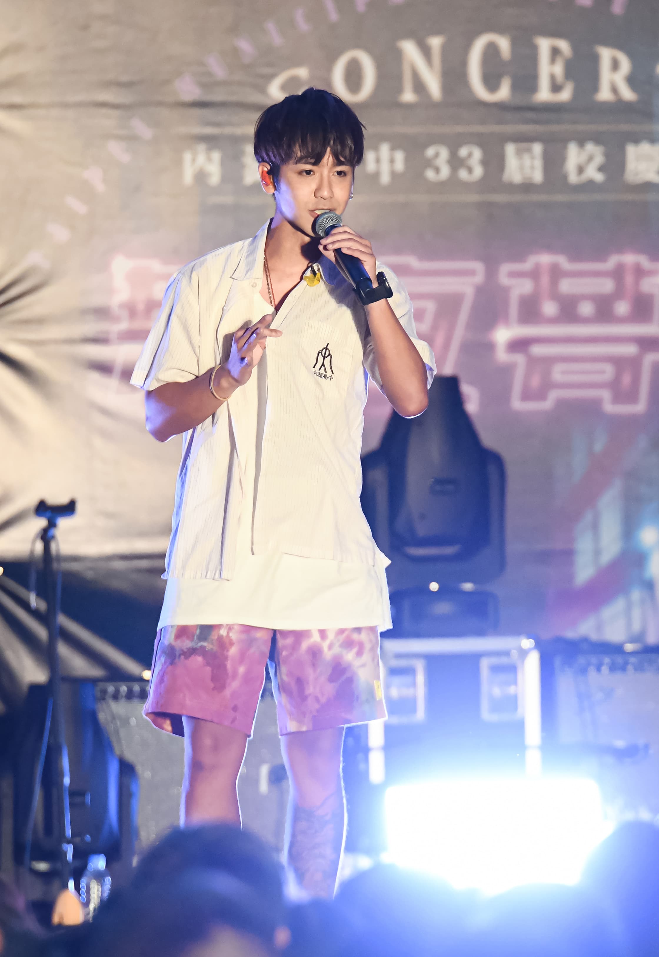 鼓鼓日前也二度回母校內湖高中演出,更穿上學校制服演唱多首歌曲。(相信音樂提供)