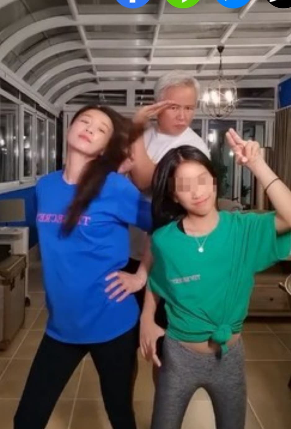 張庭和女兒經常在微博po出搞笑的圖文影片。(翻攝自張庭微博)