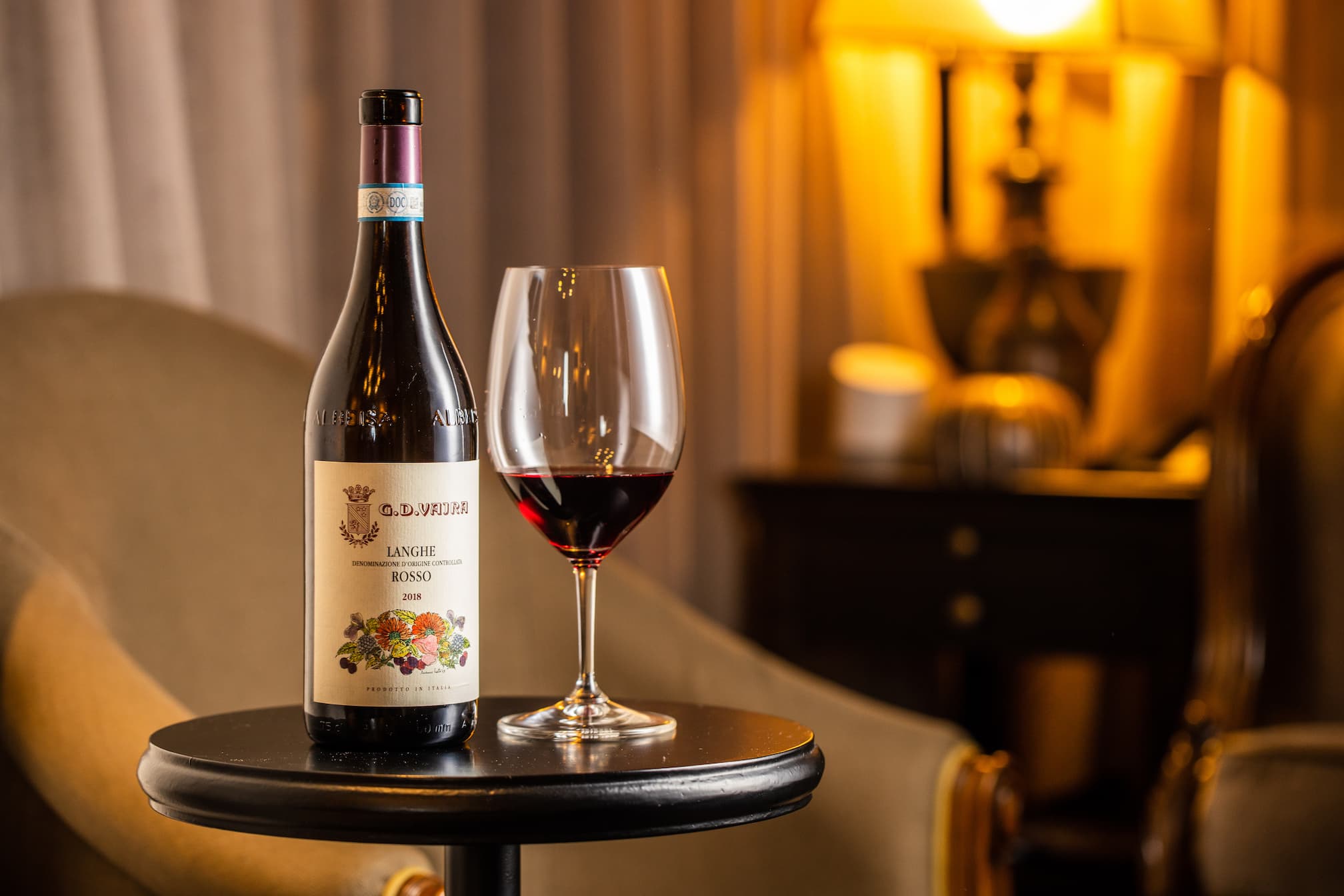 「G D Vajra Langhe Rosso DOC 2018 」由皮埃蒙特各葡萄品種混調而成,輕盈的酸度與果香搭配鵪鶉相得益彰。(1,980元/瓶)