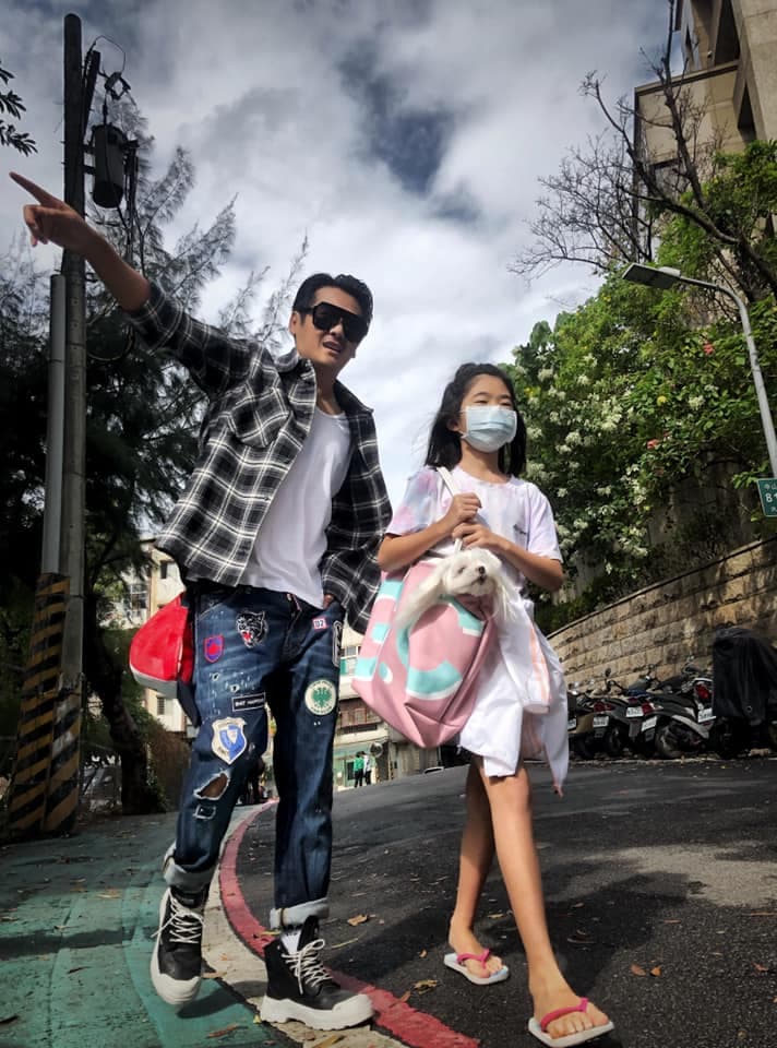 曹格分享女兒近照,掌鏡者是兒子Joe。(翻攝曹格臉書)