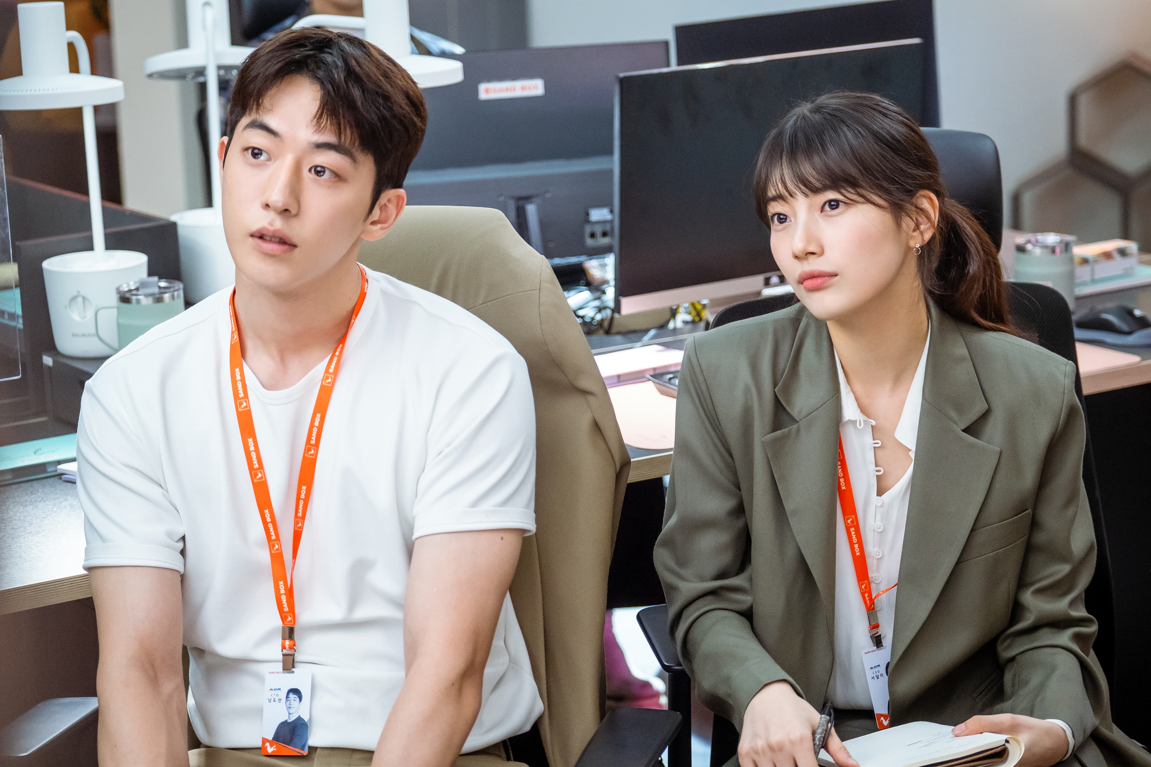 劇中秀智(右)和南柱赫攜手創立公司,更擔任公司CEO。(Netflix提供)