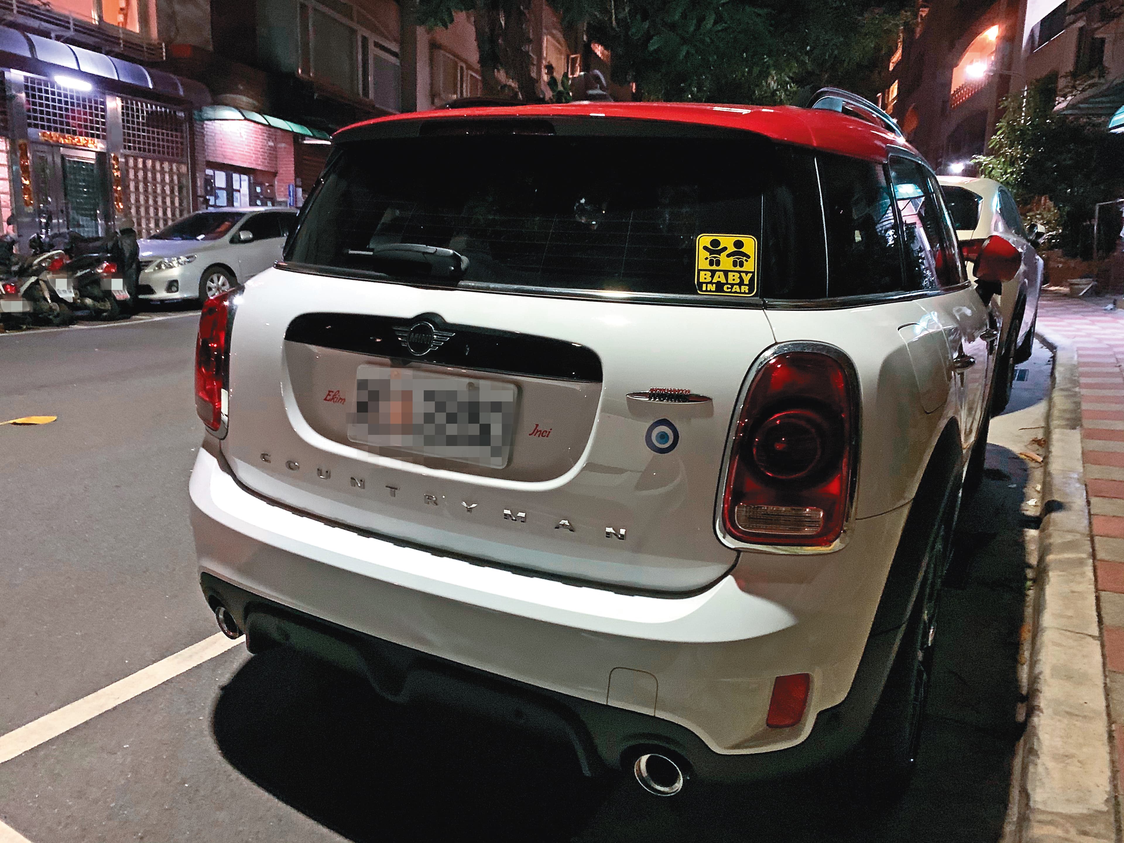 吳鳳今年才花了上百萬元購入新車，車牌旁還貼有女兒名字。