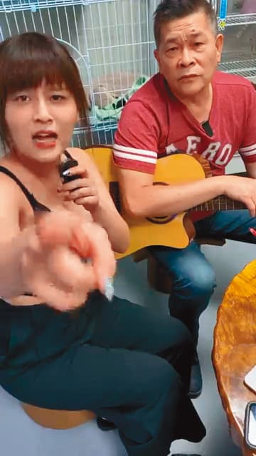 未正式直播前,澎恰恰(右)拿著吉他,先用唱歌來暖身。(翻攝自澎恰恰的大鼻峒臉書)