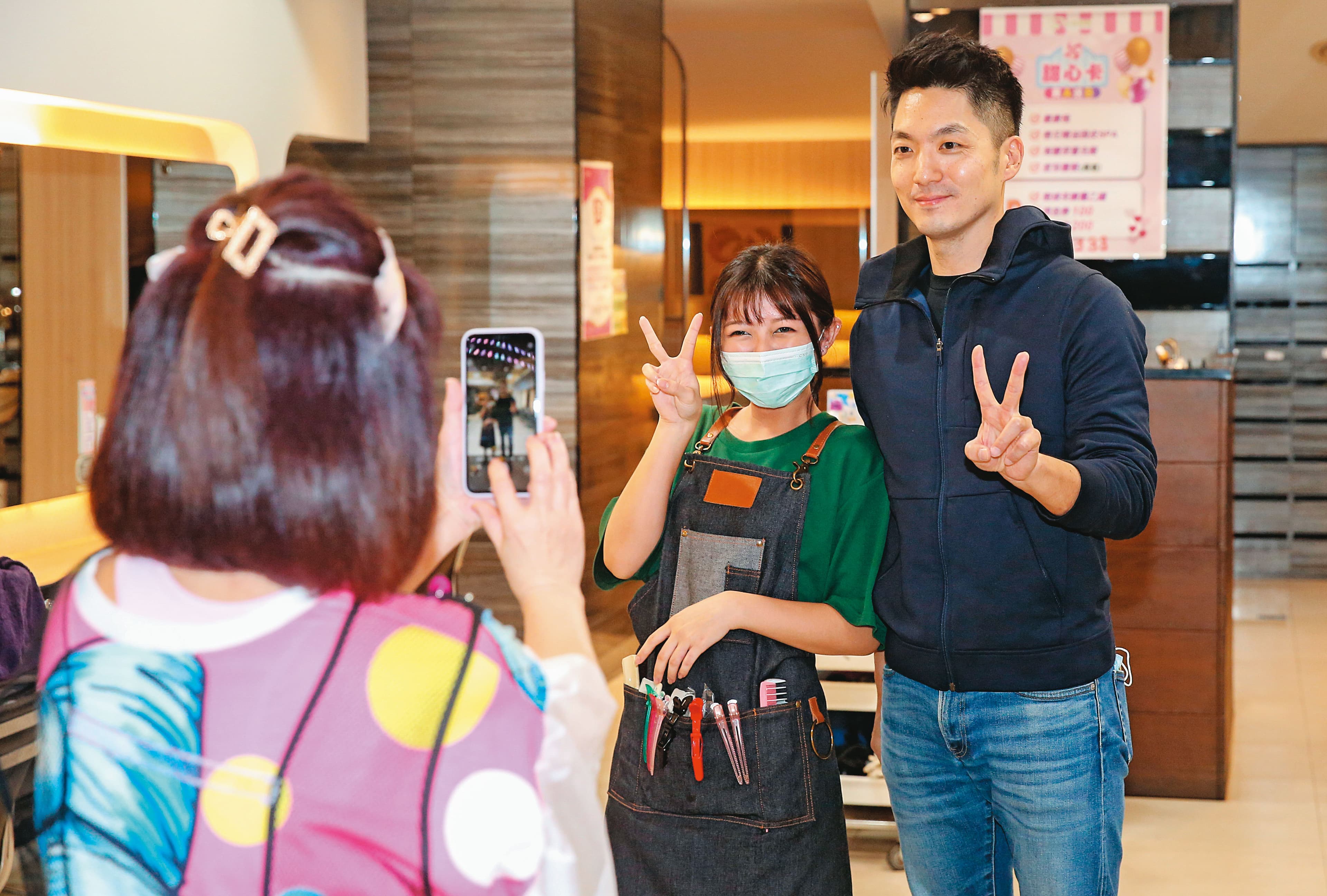 蔣萬安(右)13日前往板橋力挺牛肉麵店家,現場民眾爭相與他合影。
