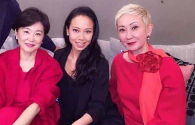 邢嘉倩是林青霞老公與前妻所生的女兒，但與林青霞感情非常濃，右為施南生。（網路圖片）