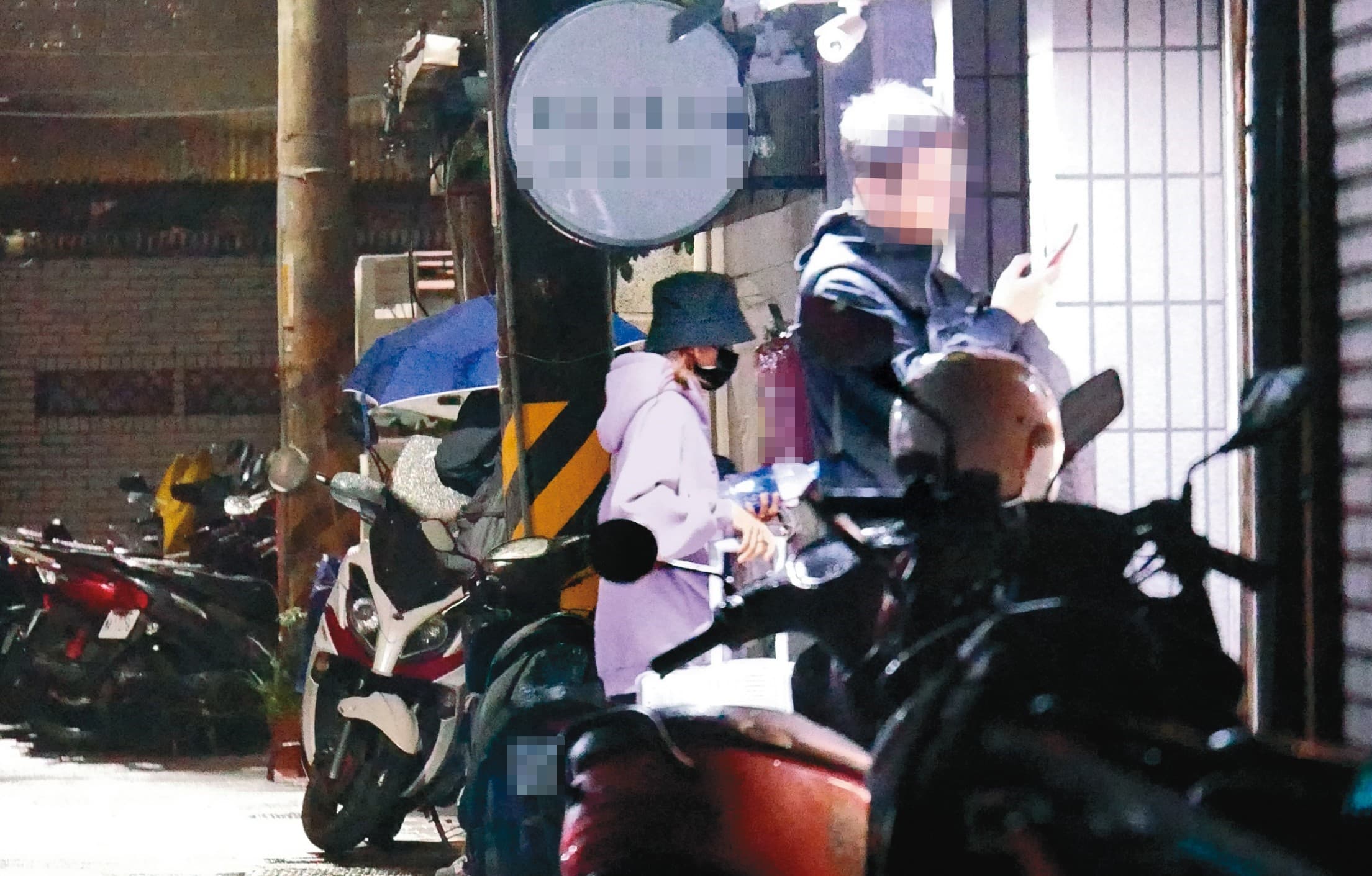 11/12 23：31 凱倫熟門熟路進了張立昂家，非常快狠準，沒有一絲遲疑，據知他們已經交往一陣子了。