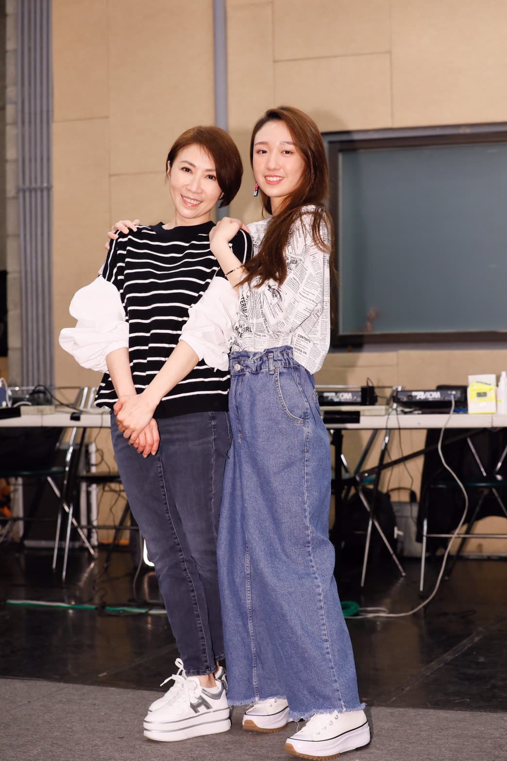 李翊君(左)為演唱會排練,女兒香奈兒(右)特地探班送上黑蒜頭雞湯。