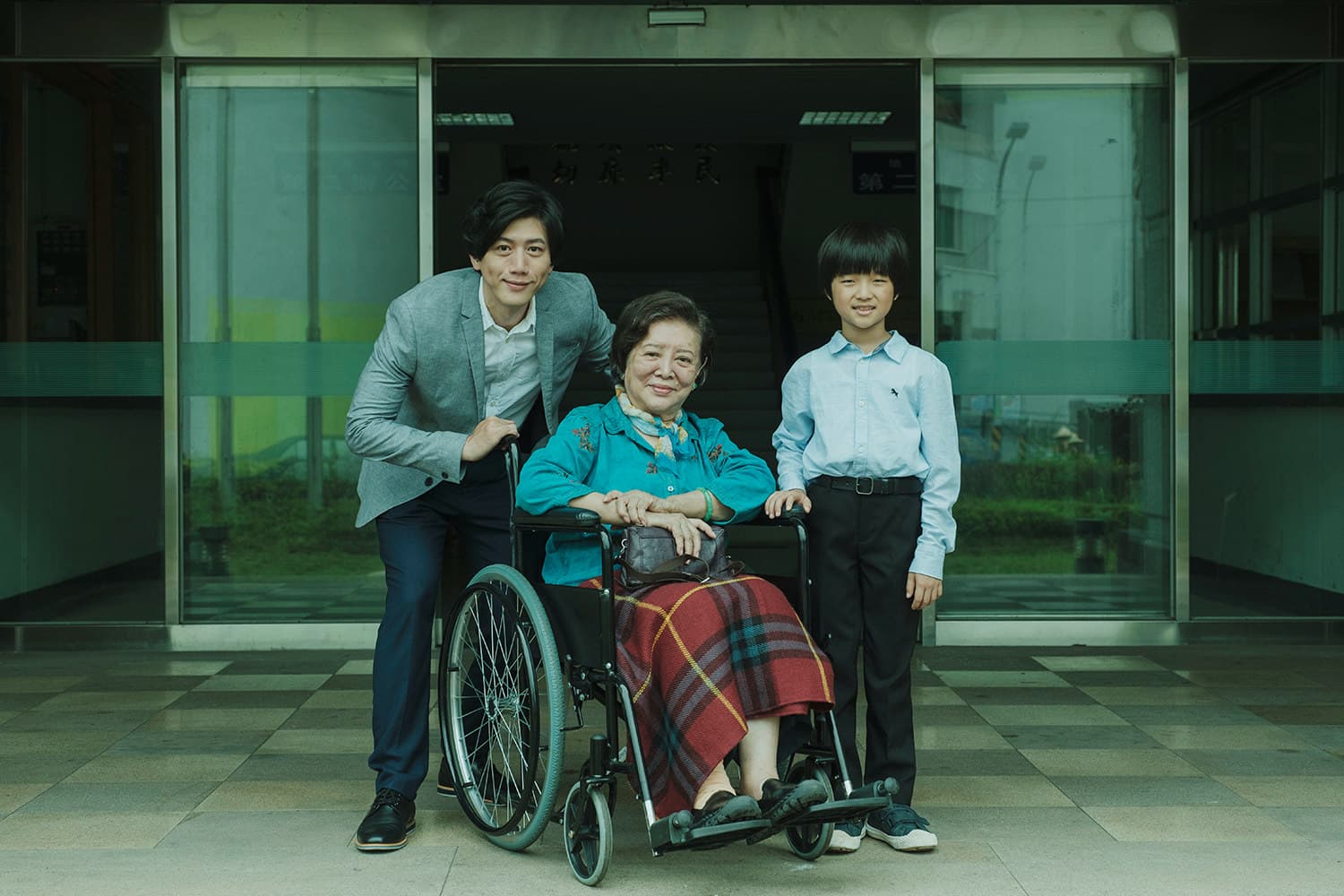 《親愛的房客》中，住在頂樓加蓋的房客莫子儀（左），多年以來無怨無悔照顧房東太太陳淑芳（中）跟她的孫子白潤音（右），其實這一切都充滿了洋蔥。（金馬獎執委會提供）