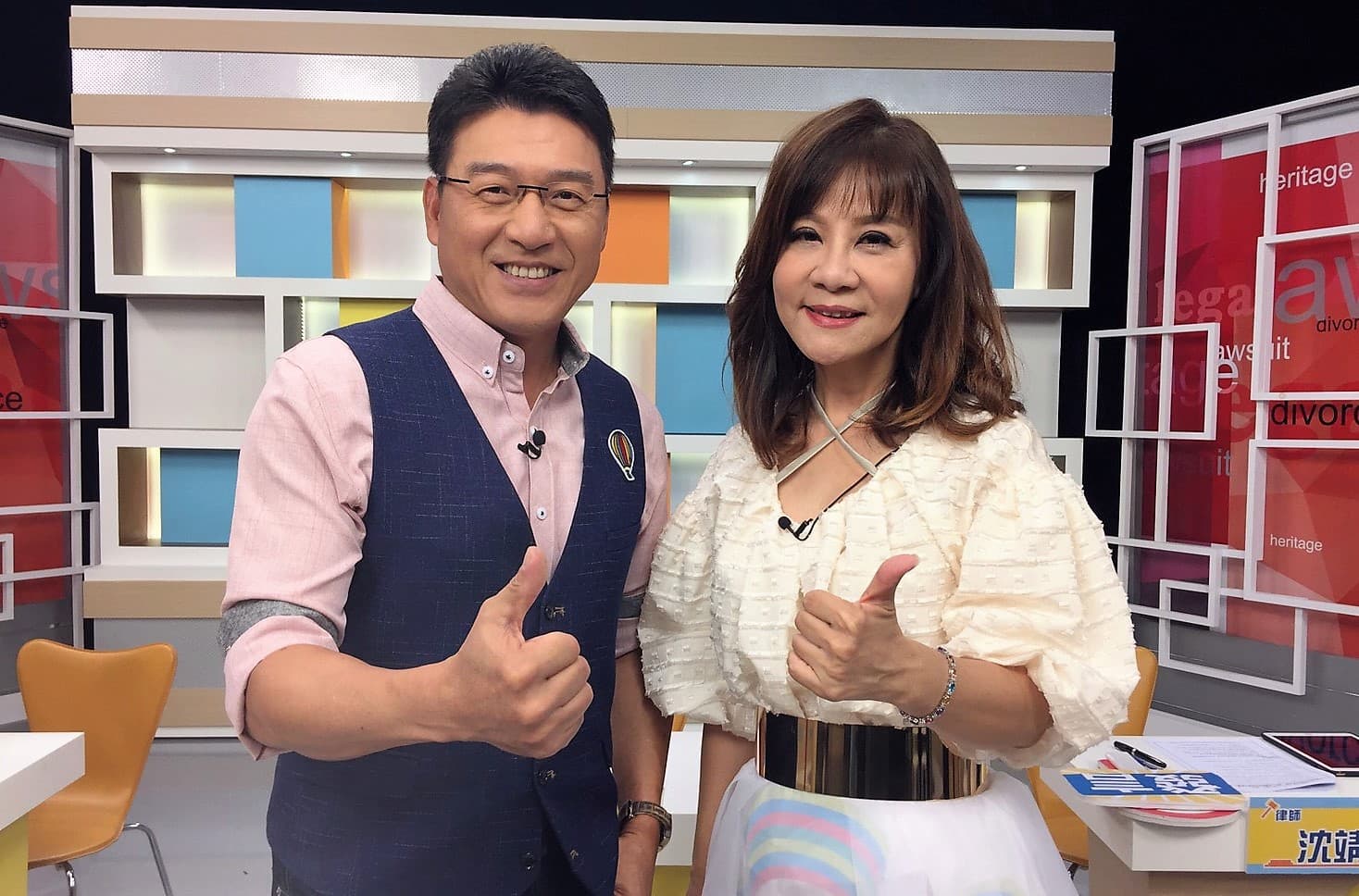 龍千玉當年結婚沒報戶口,經主持人謝震武(左)提醒,她才知道是無效婚姻。(和展影視提供)