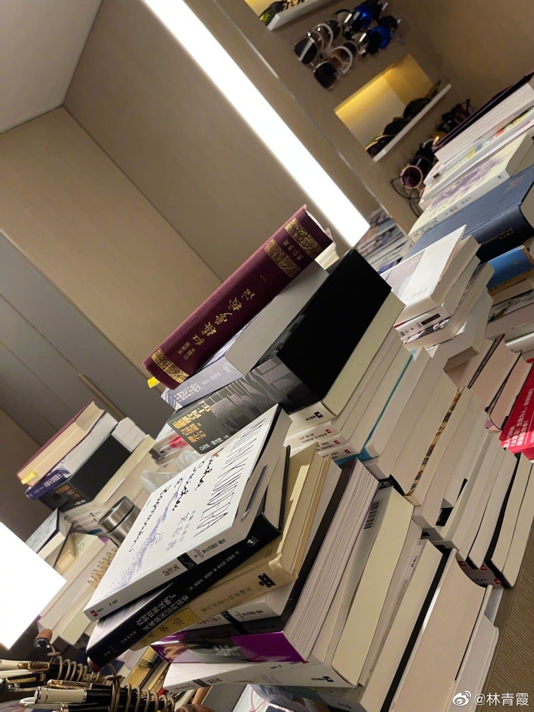 一早林青霞又分享自己的化妝枱都被書占滿的照片,堆到枱面都看不到了。(林青霞微博)